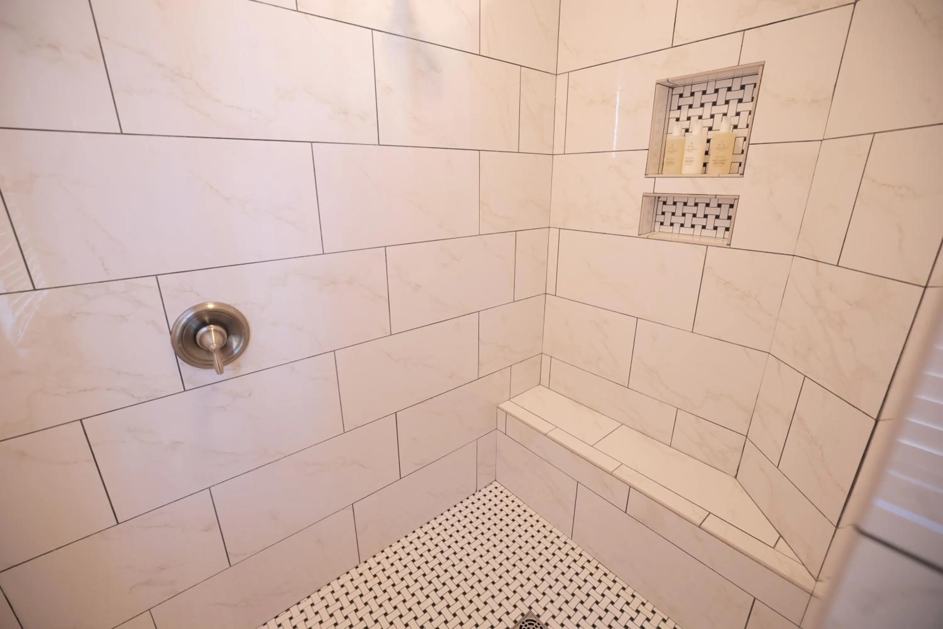 Shower in Foley House Inn