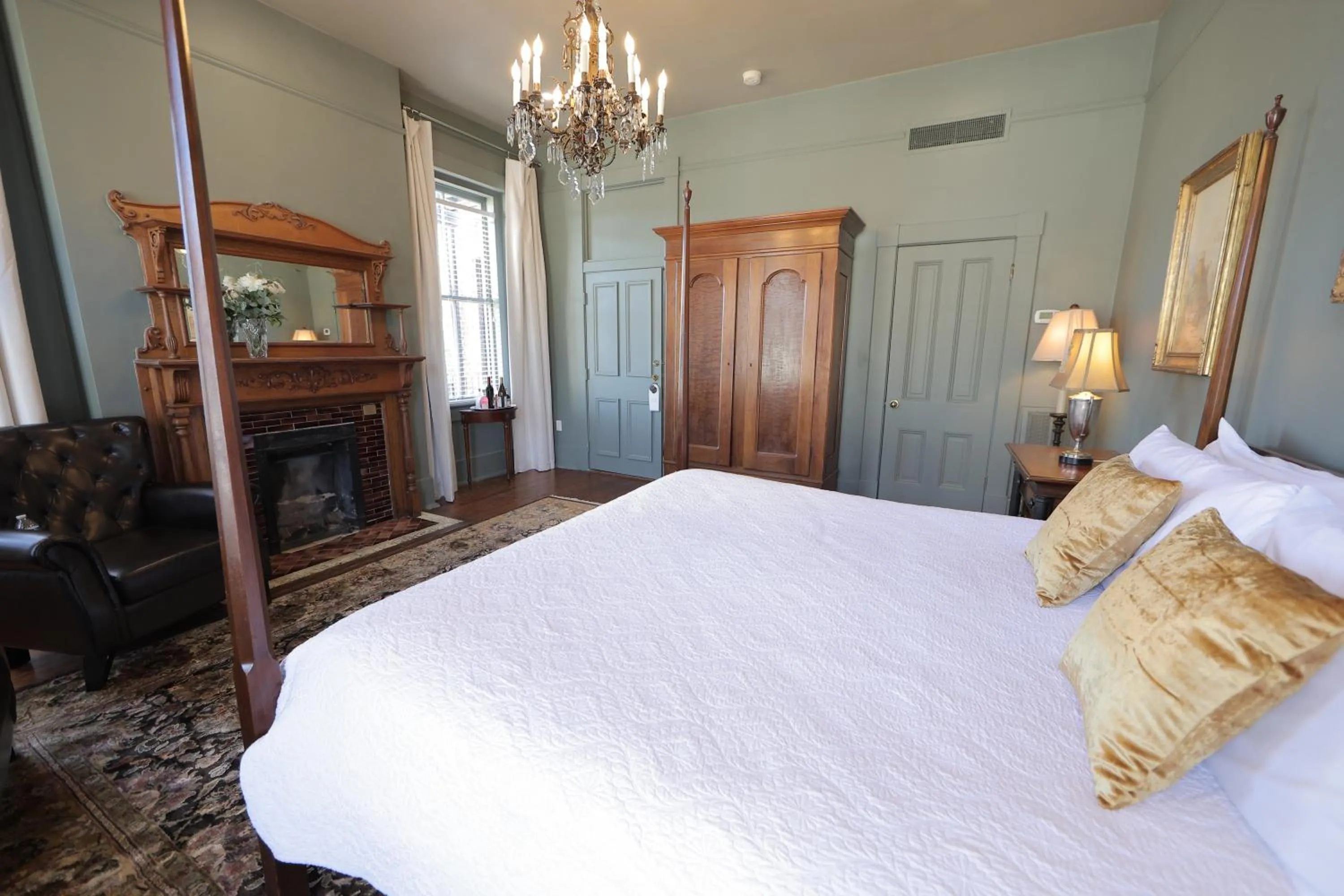 fireplace, Bed in Foley House Inn