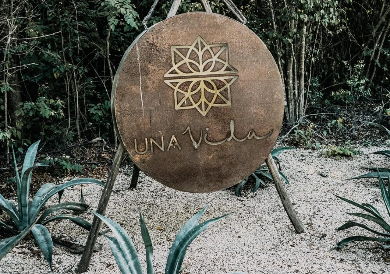 Decorative detail in Una Vida