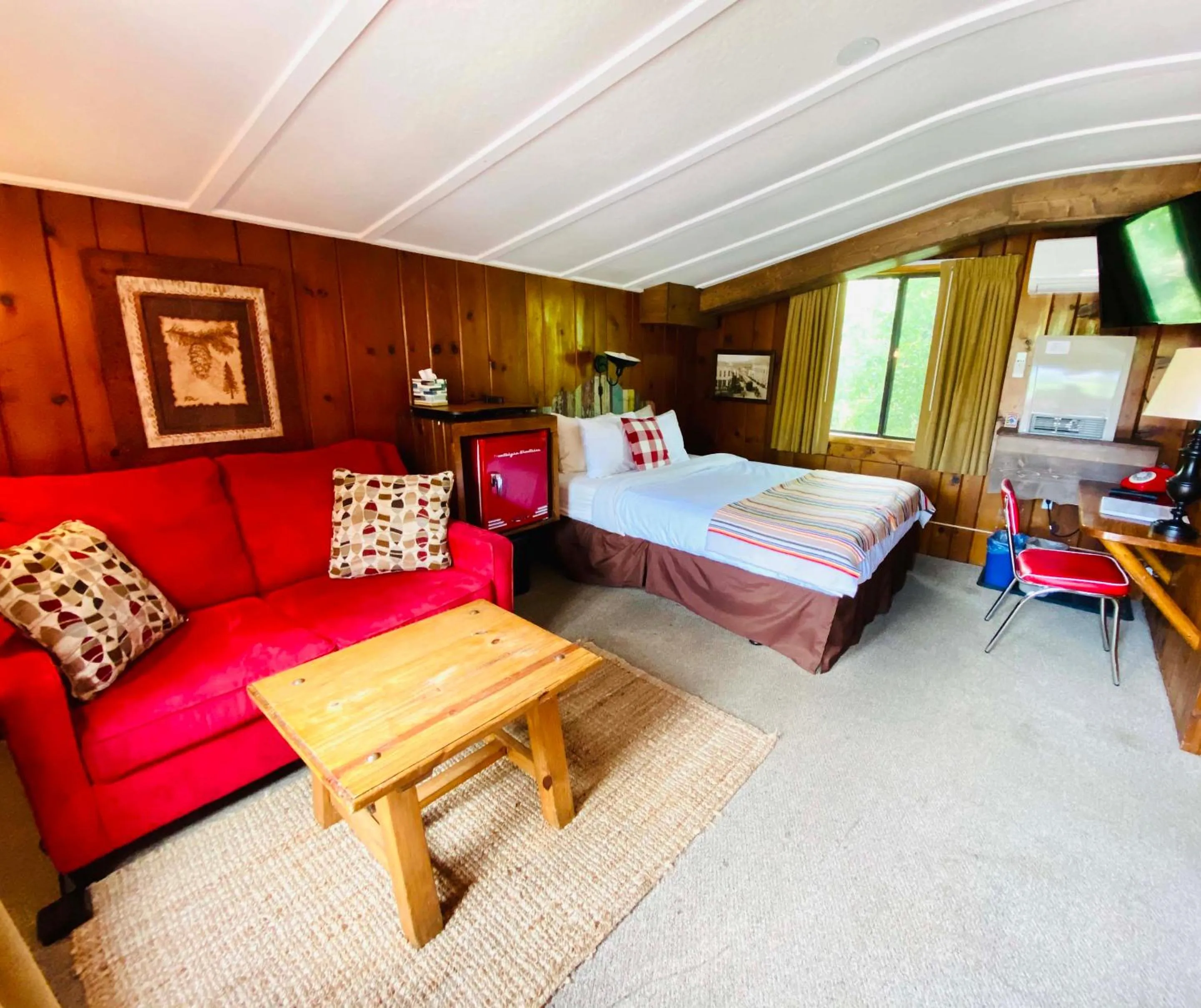 Bed in Foot of the Mountain Motel