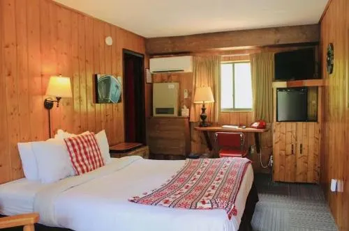 Foot of the Mountain Motel