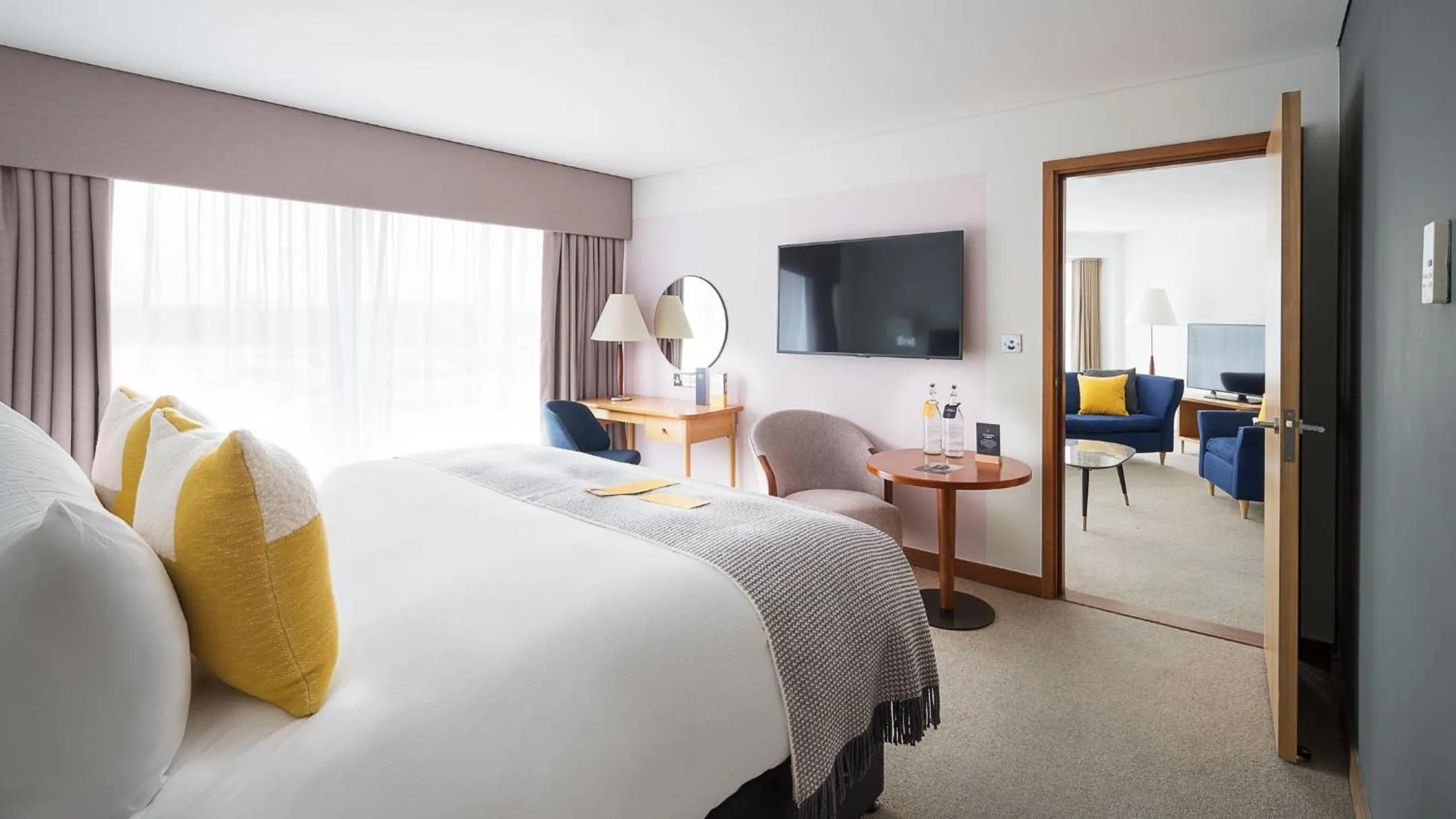 Photo of the whole room, Bed in voco Reading