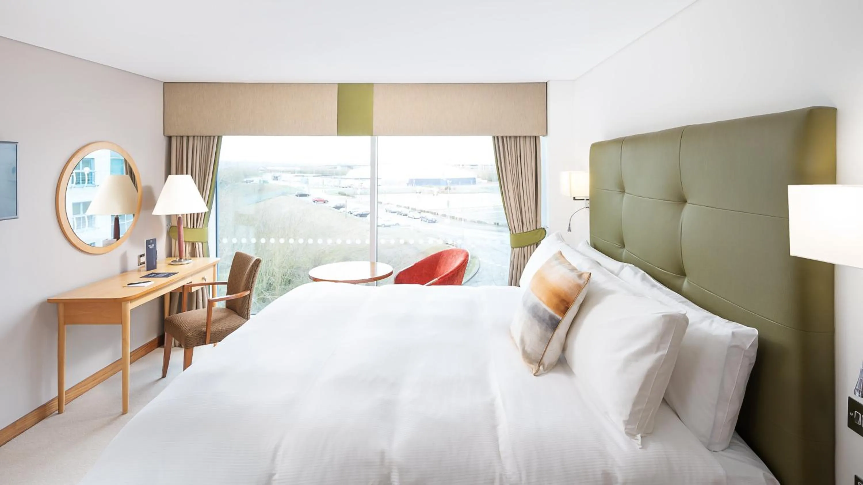 Photo of the whole room, Bed in voco Reading