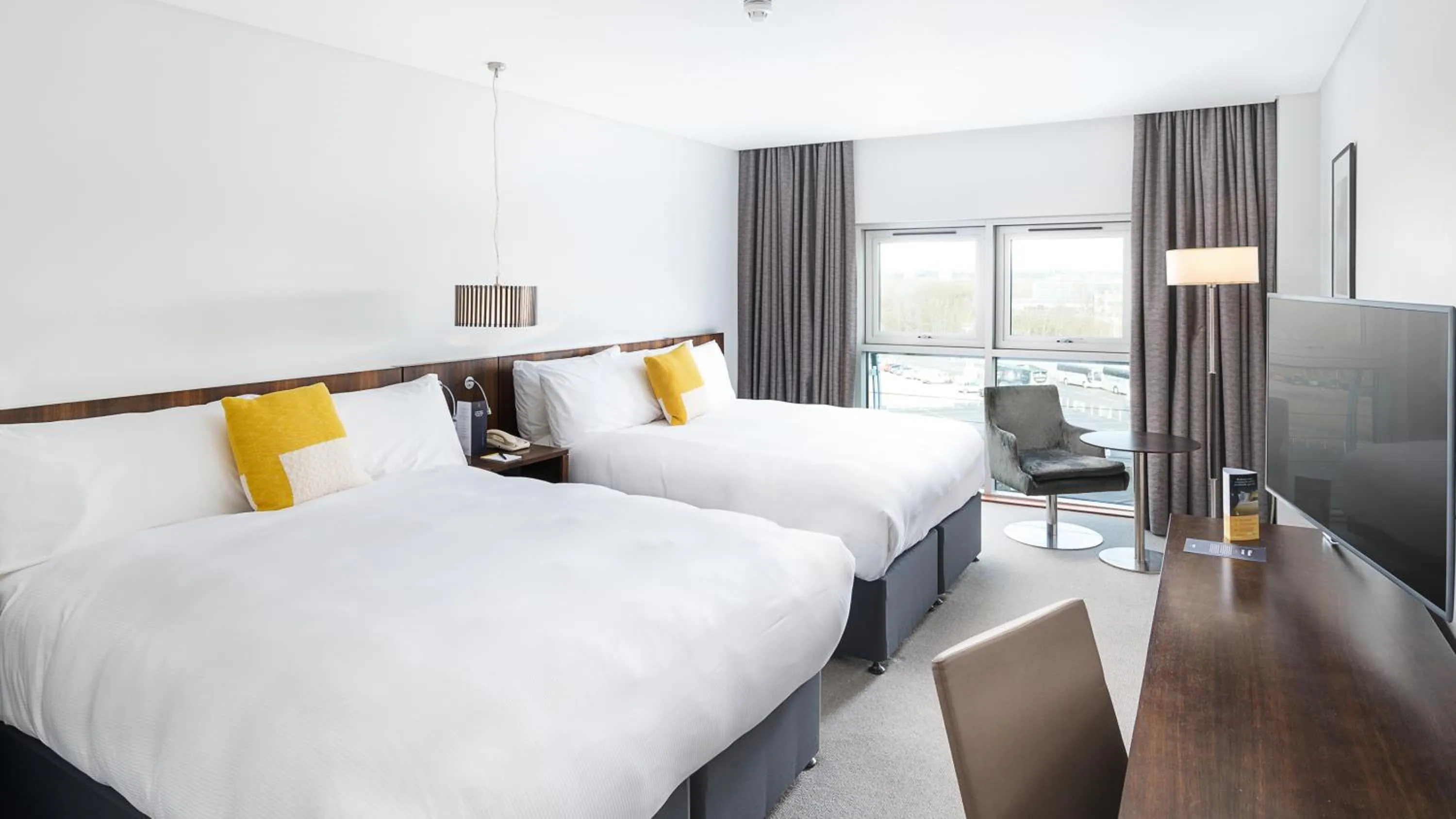 Photo of the whole room, Bed in voco Reading