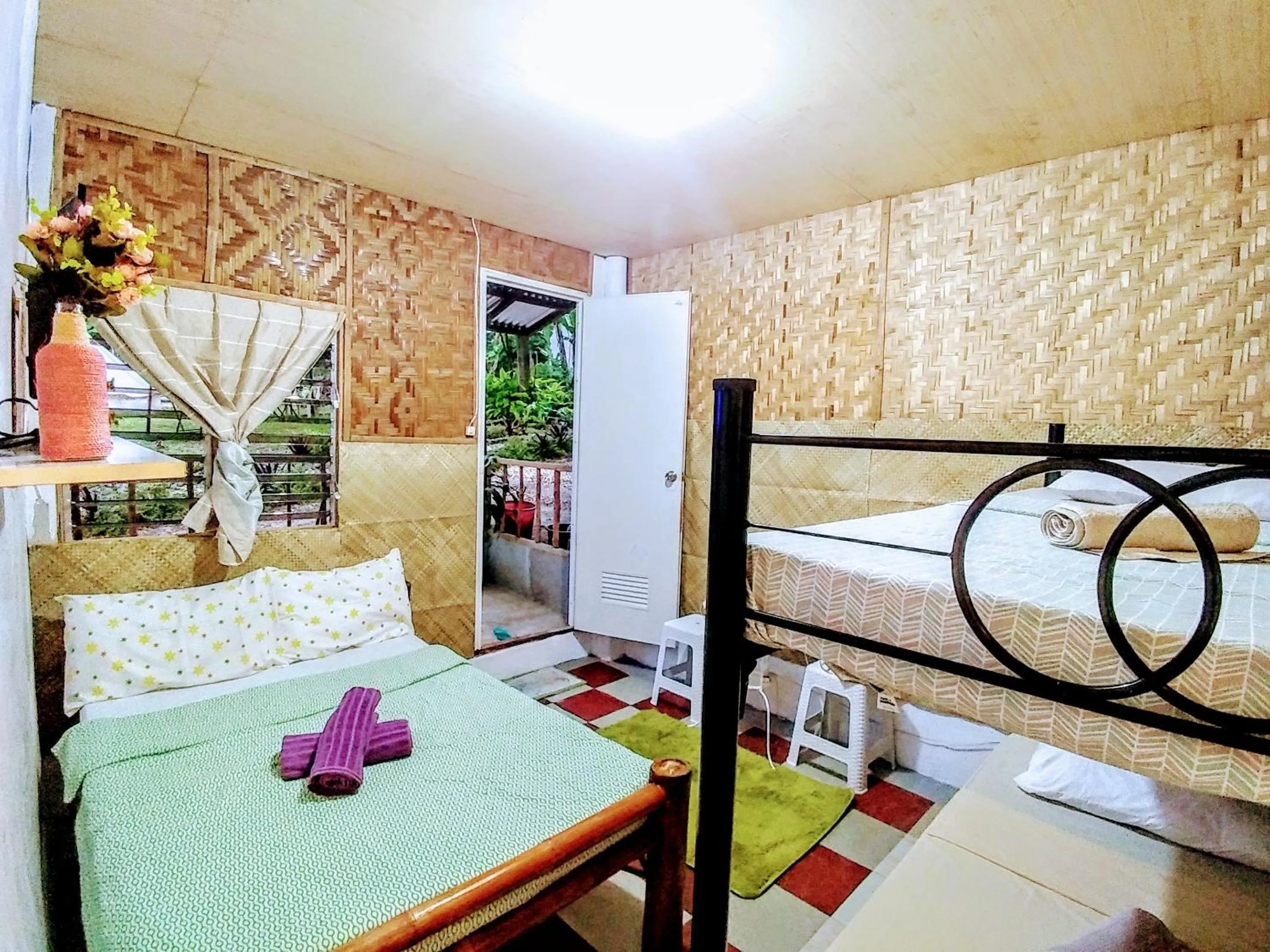 Photo of the whole room, Bed in Stay N Save B&B