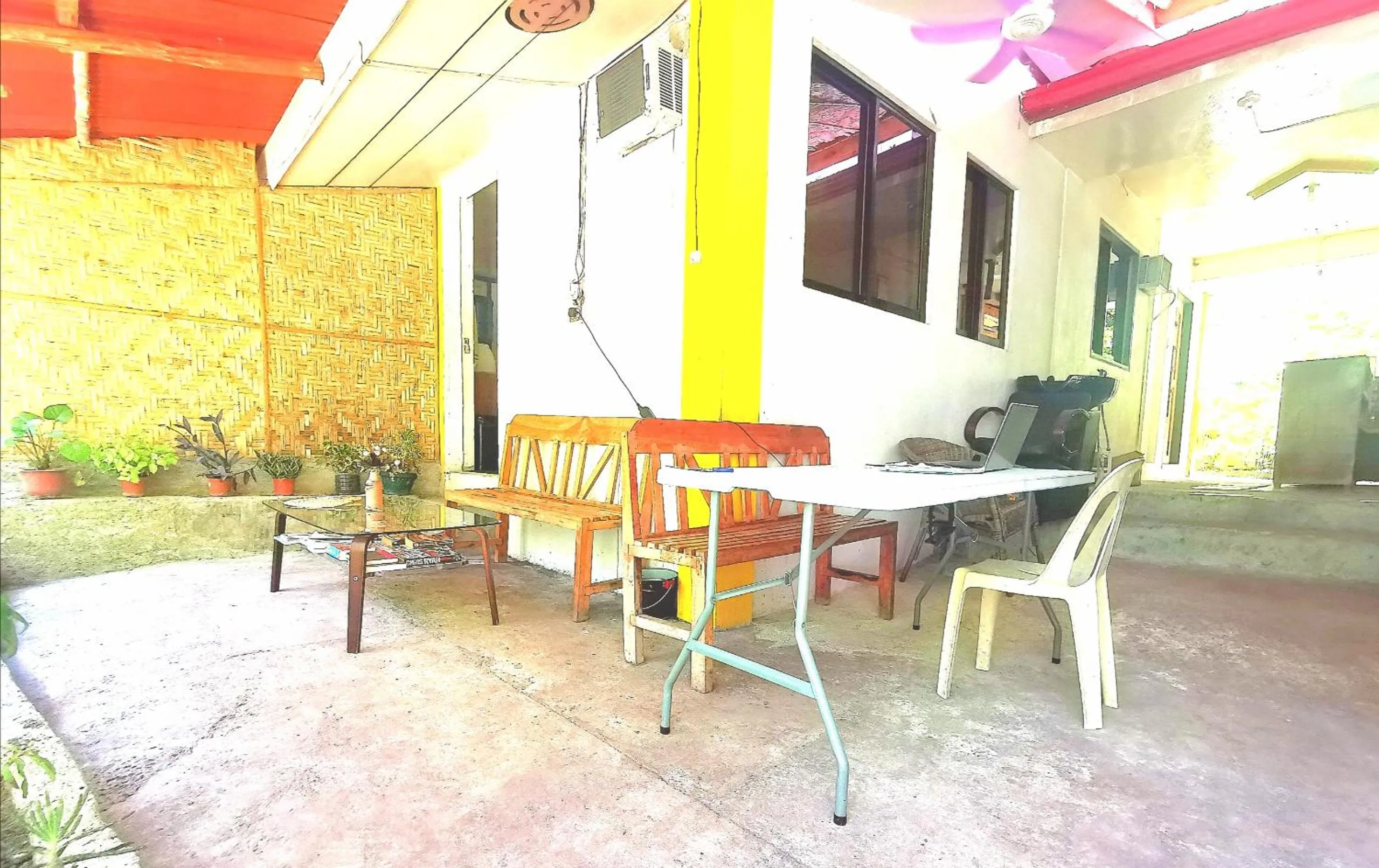 Seating area in Stay N Save B&B