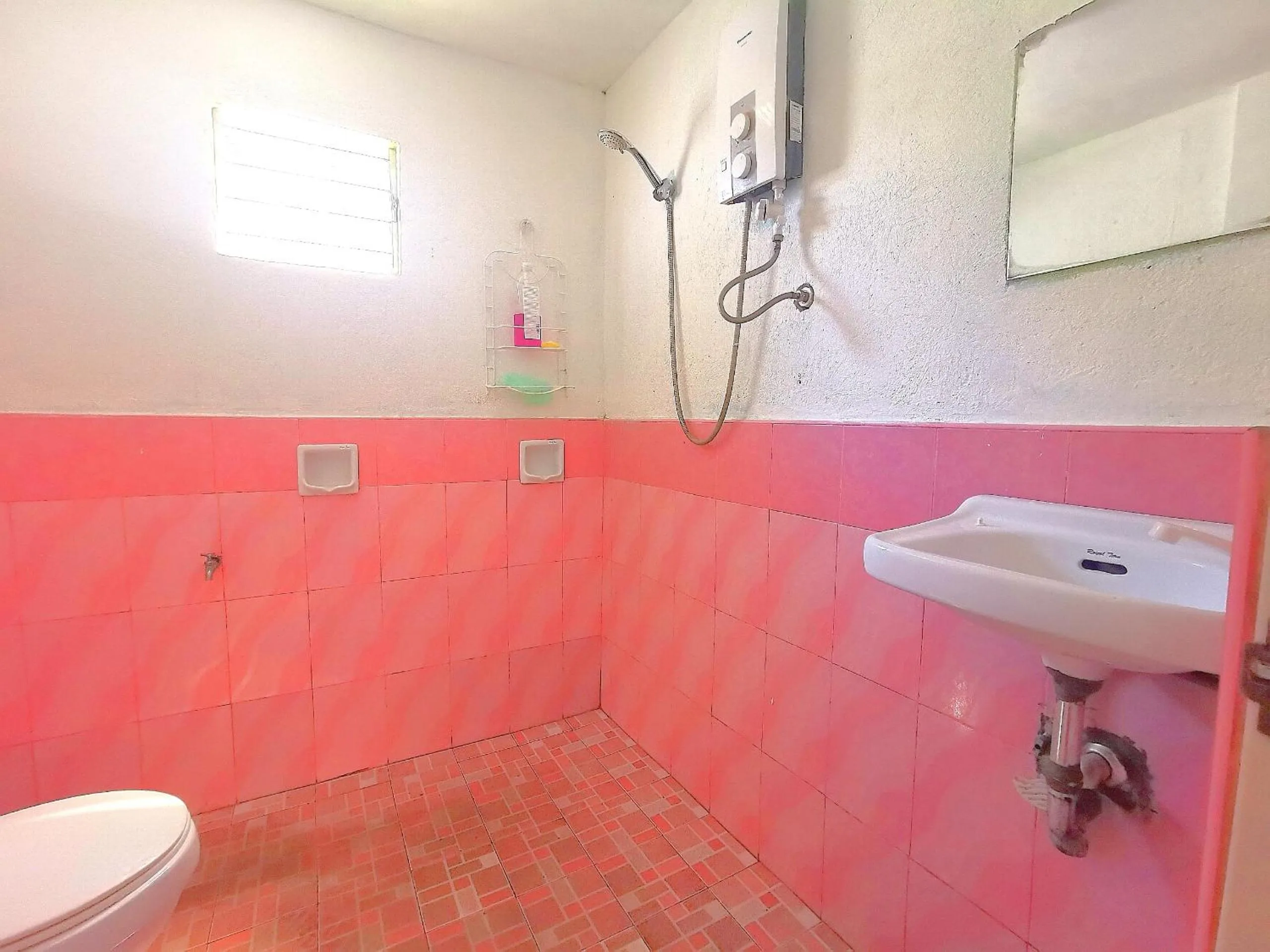 Shower in Stay N Save B&B