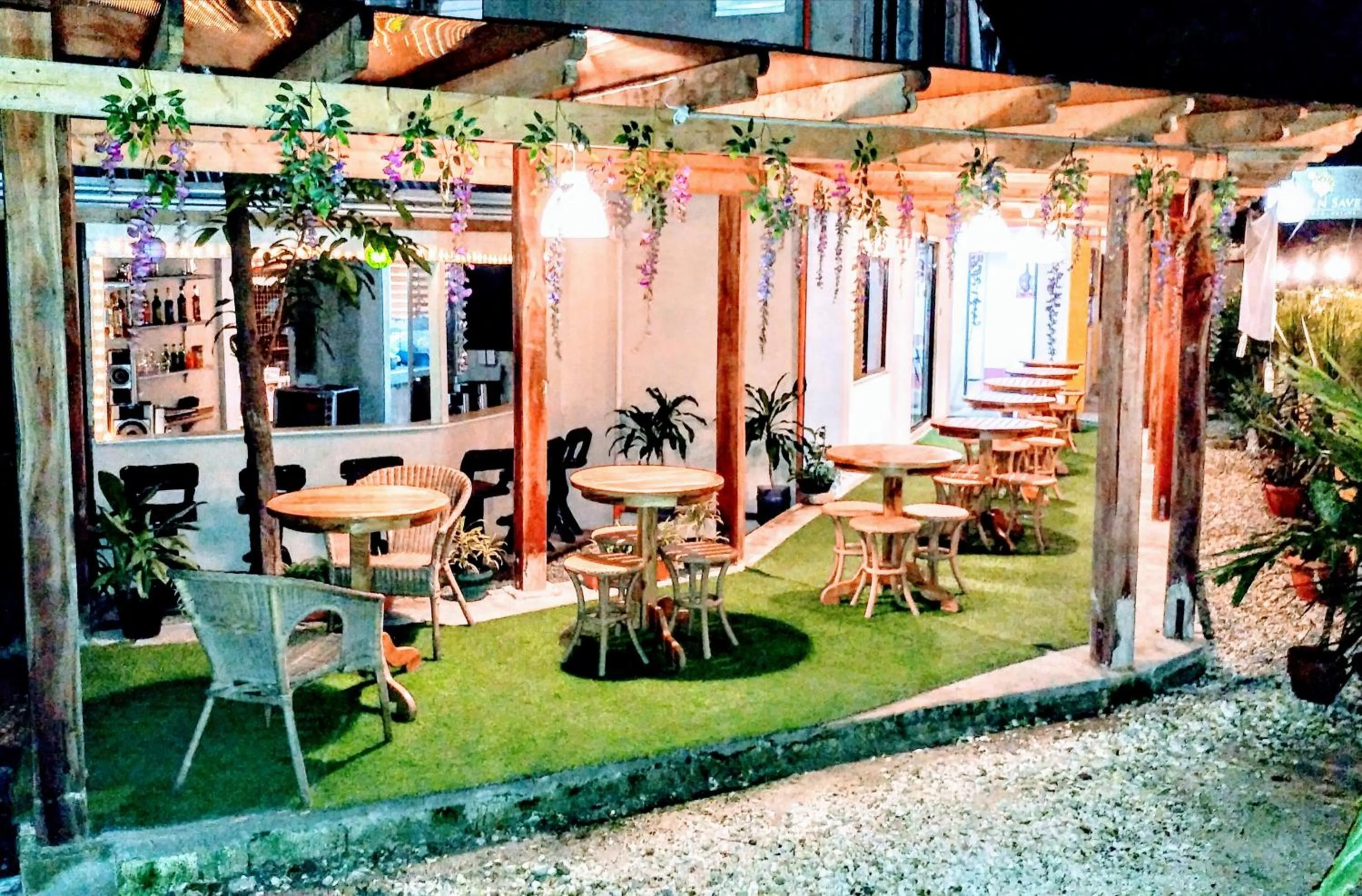 Lounge or bar in Stay N Save B&B