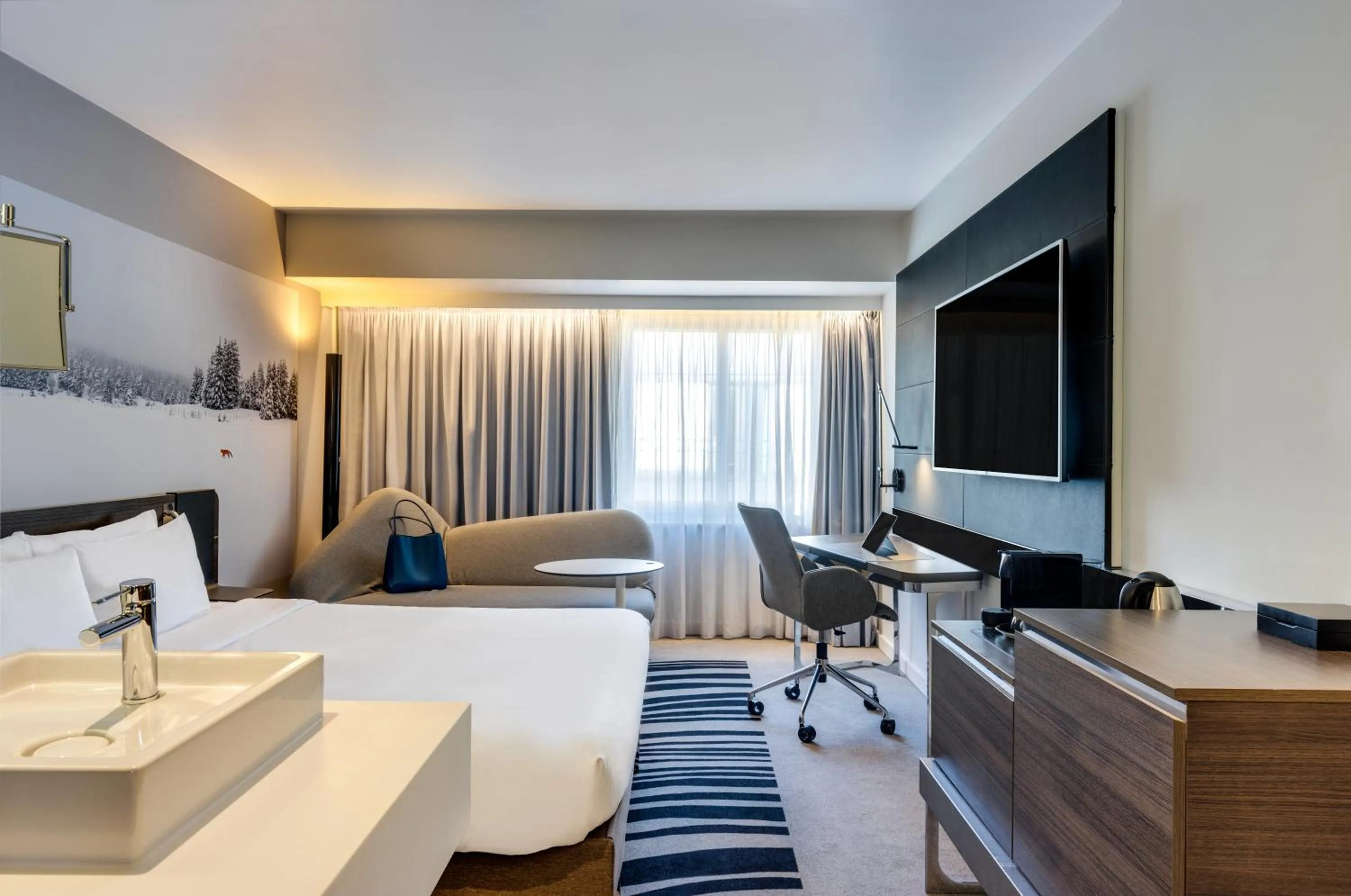 TV and multimedia in Novotel London Tower Bridge