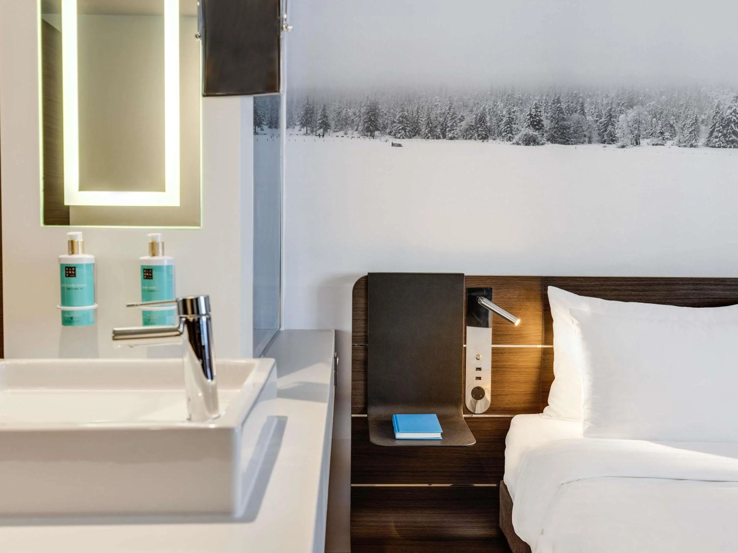 Bedroom, Bed in Novotel London Tower Bridge