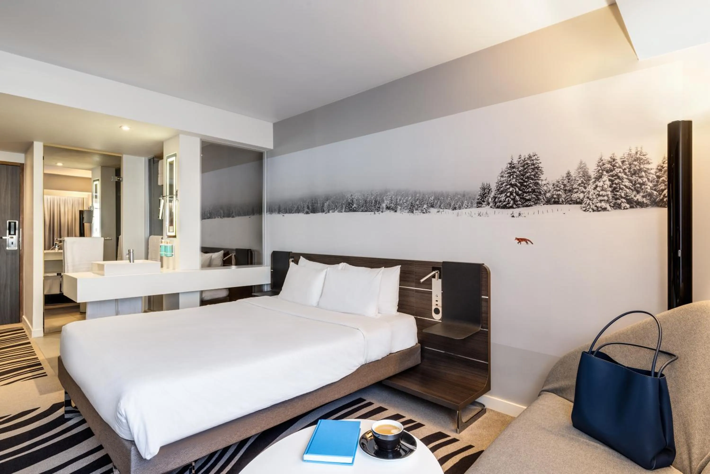 Seating area, Bed in Novotel London Tower Bridge