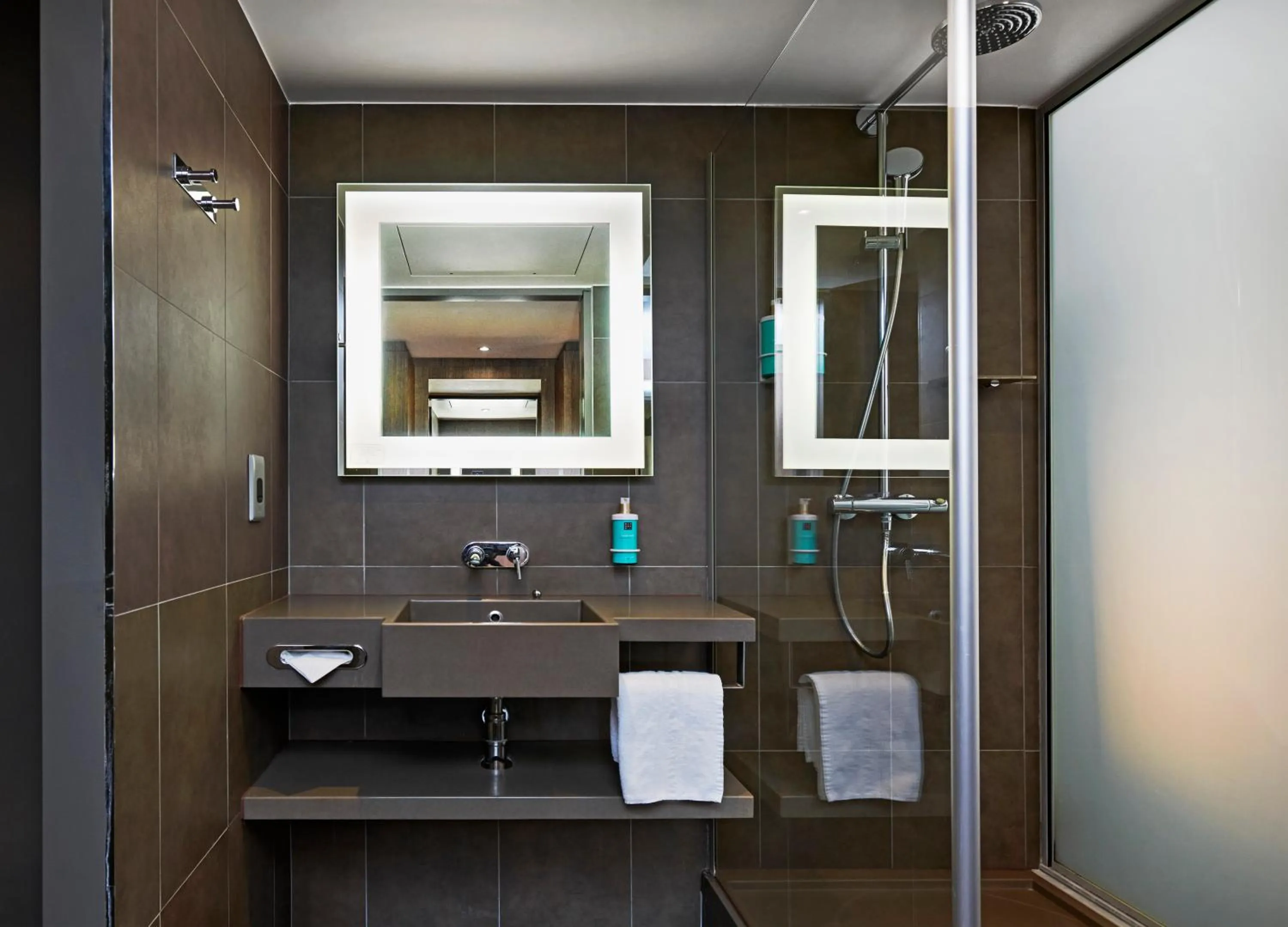 Shower in Novotel London Tower Bridge