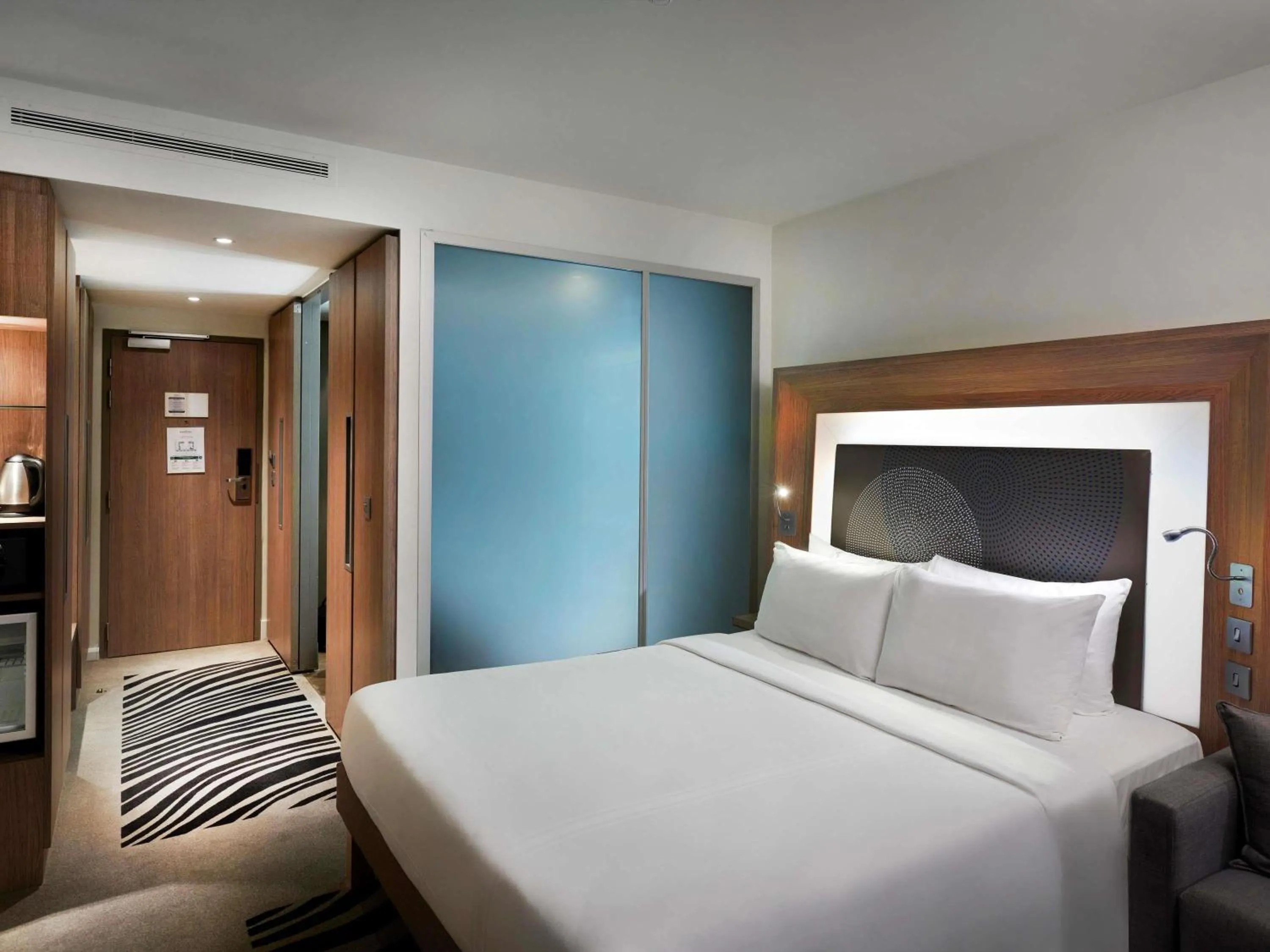 Bedroom, Bed in Novotel London Tower Bridge