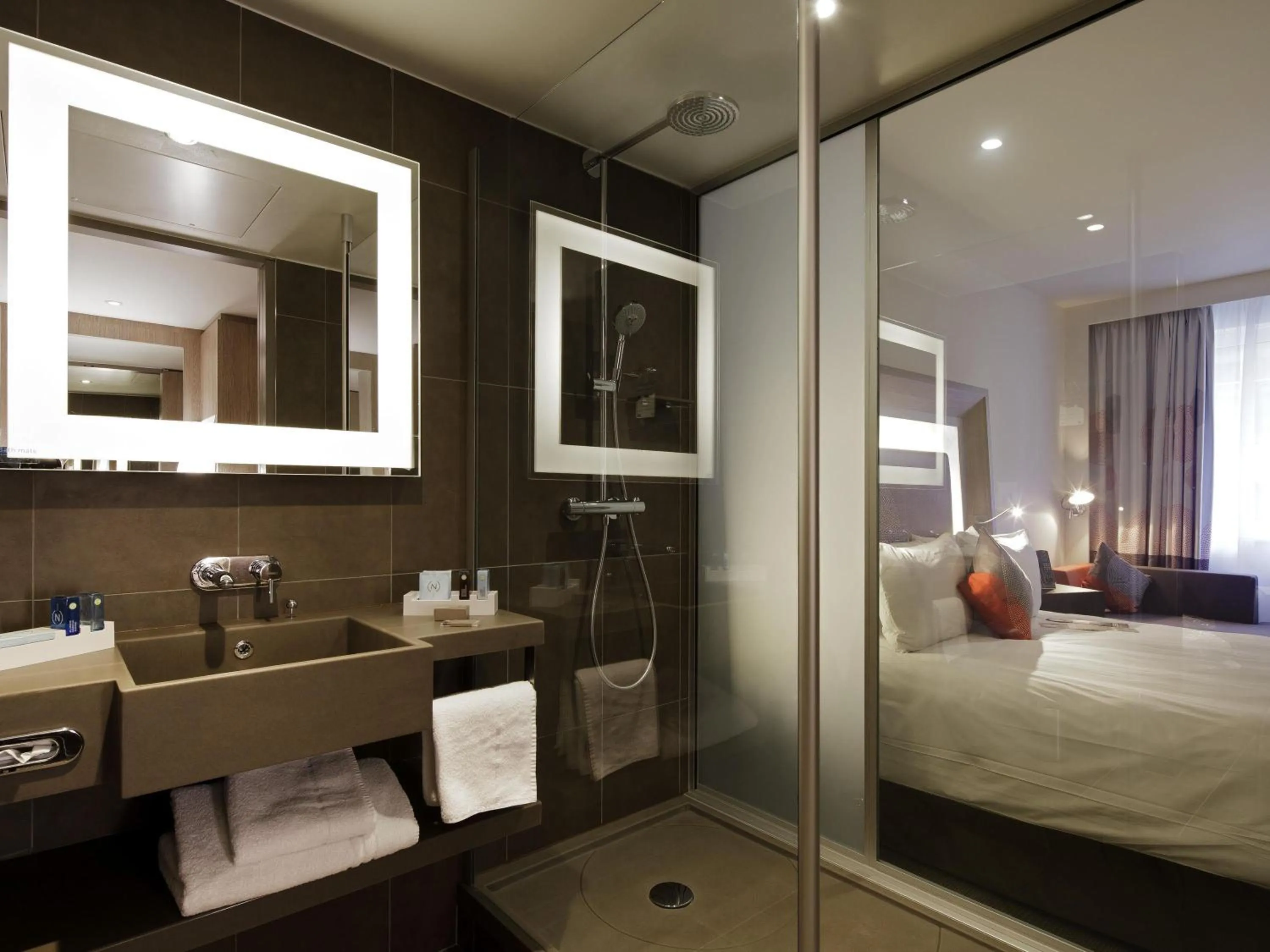 Bathroom, Bed in Novotel London Tower Bridge