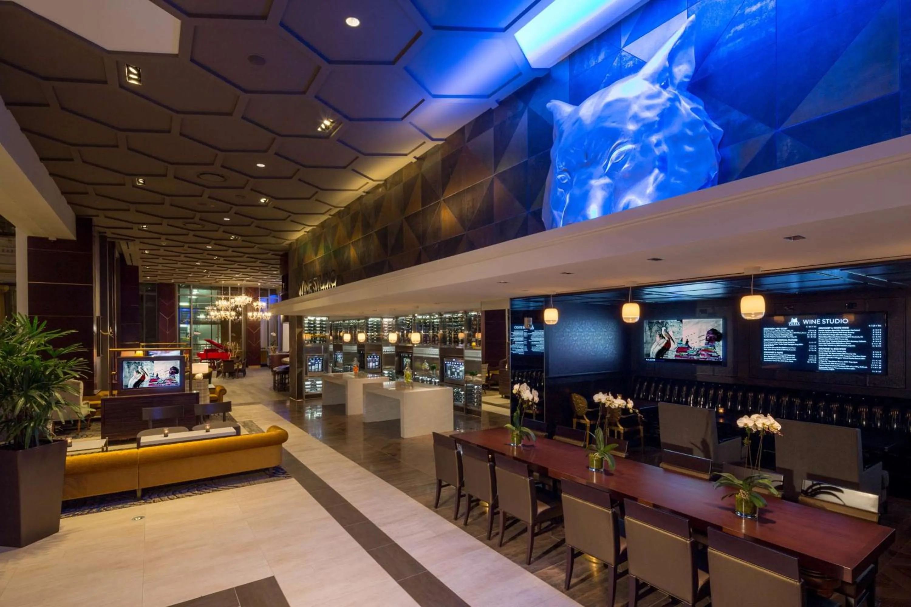 Lounge or bar in Hilton Norfolk The Main