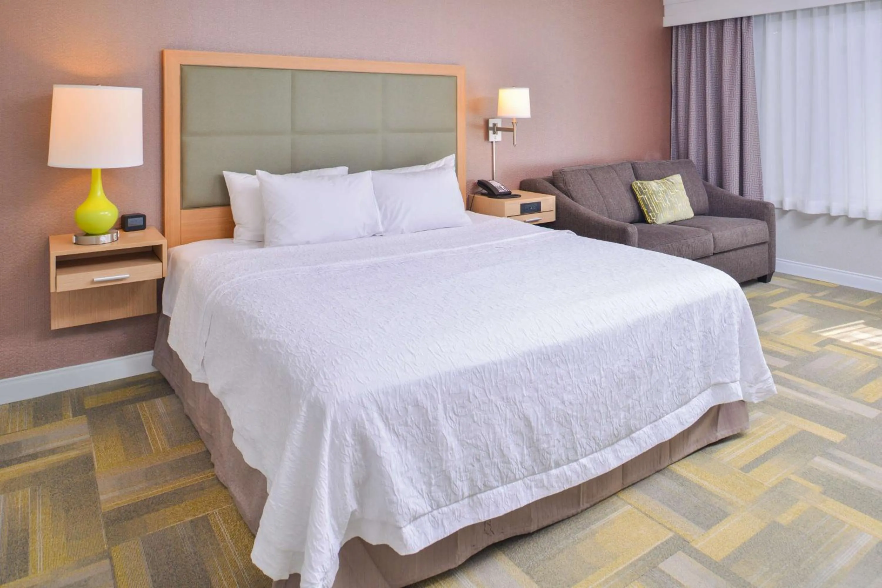 Bed in Hampton Inn and Suites Altoona-Des Moines by Hilton