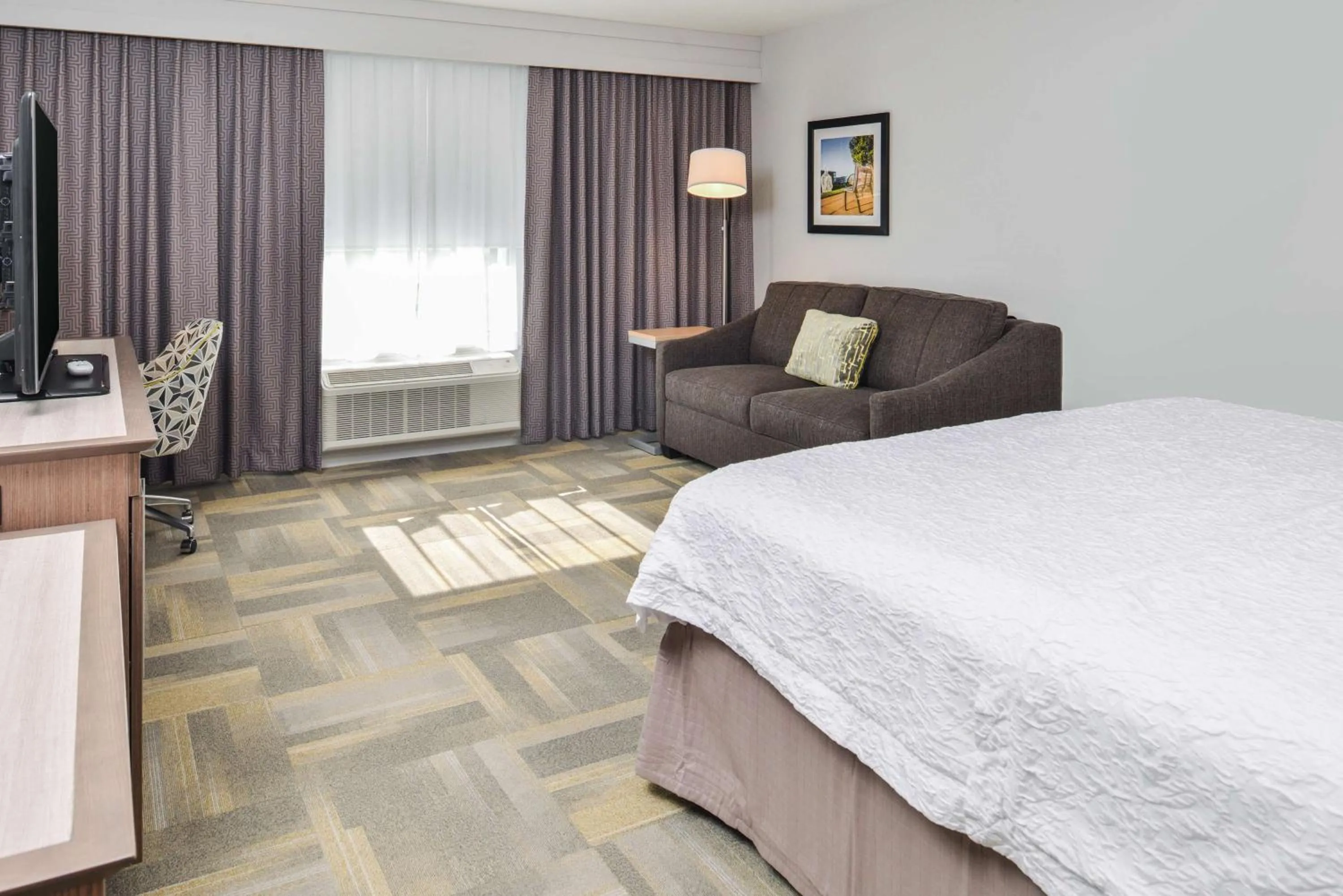 Bed in Hampton Inn and Suites Altoona-Des Moines by Hilton