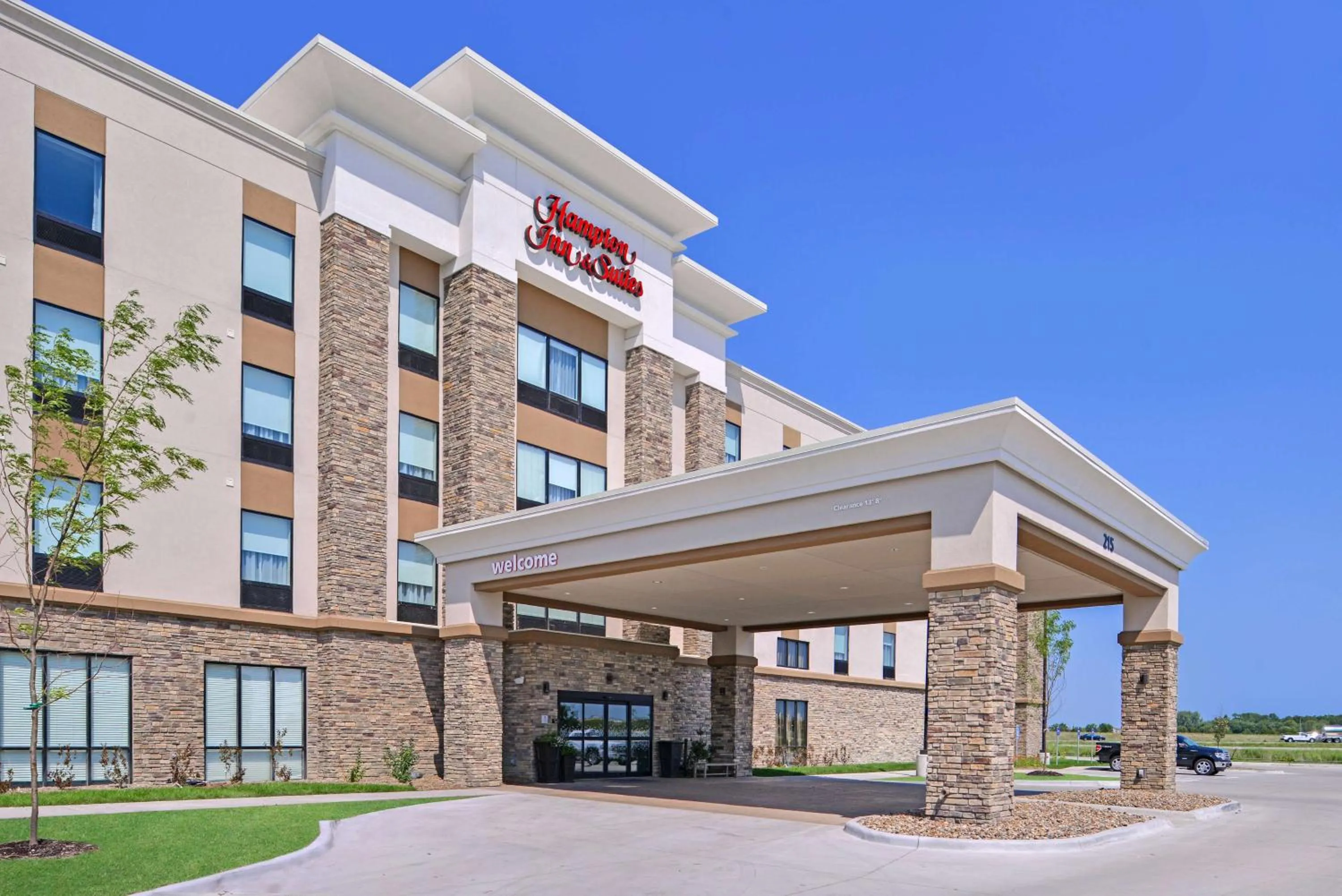 Property building in Hampton Inn and Suites Altoona-Des Moines by Hilton