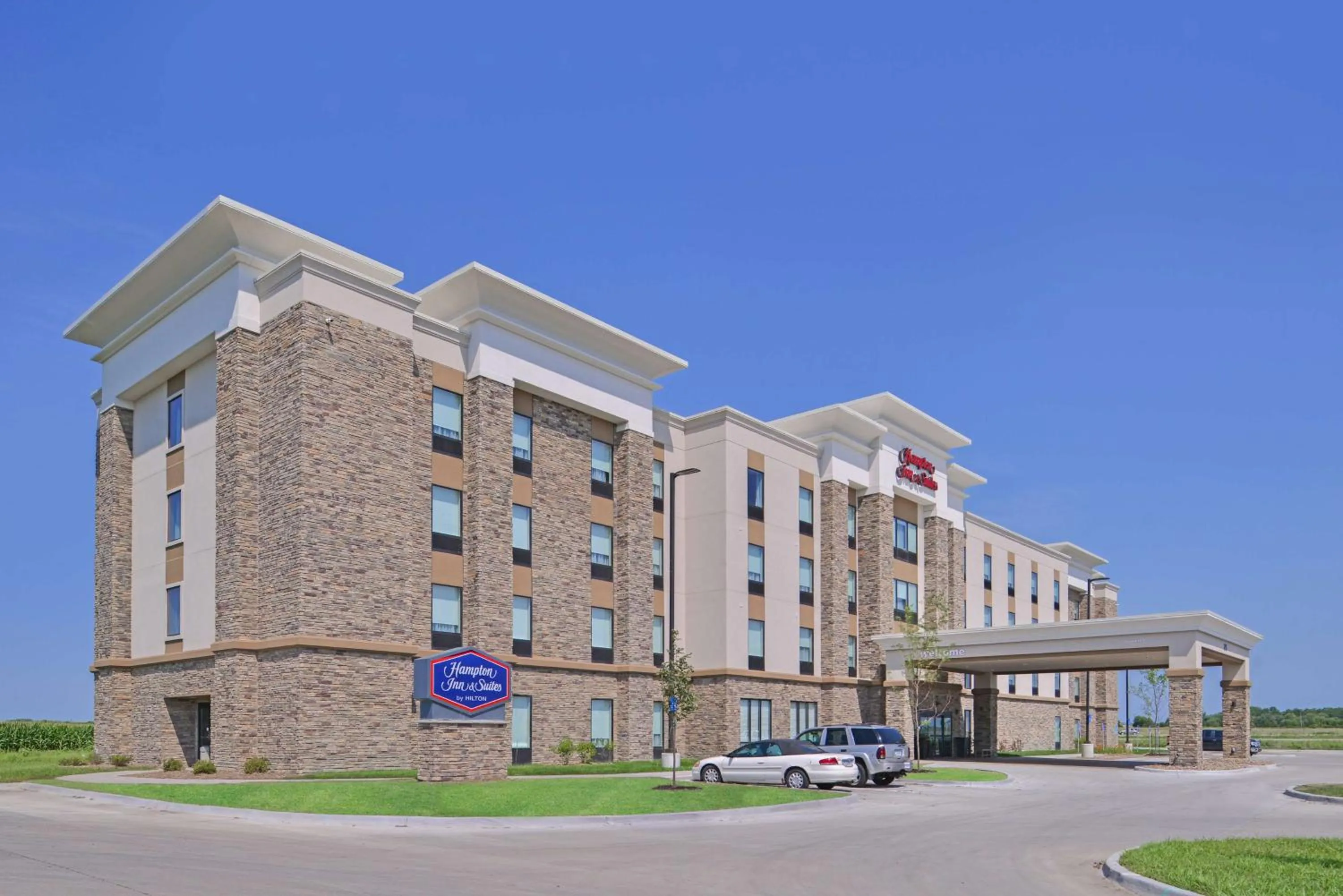 Property building in Hampton Inn and Suites Altoona-Des Moines by Hilton