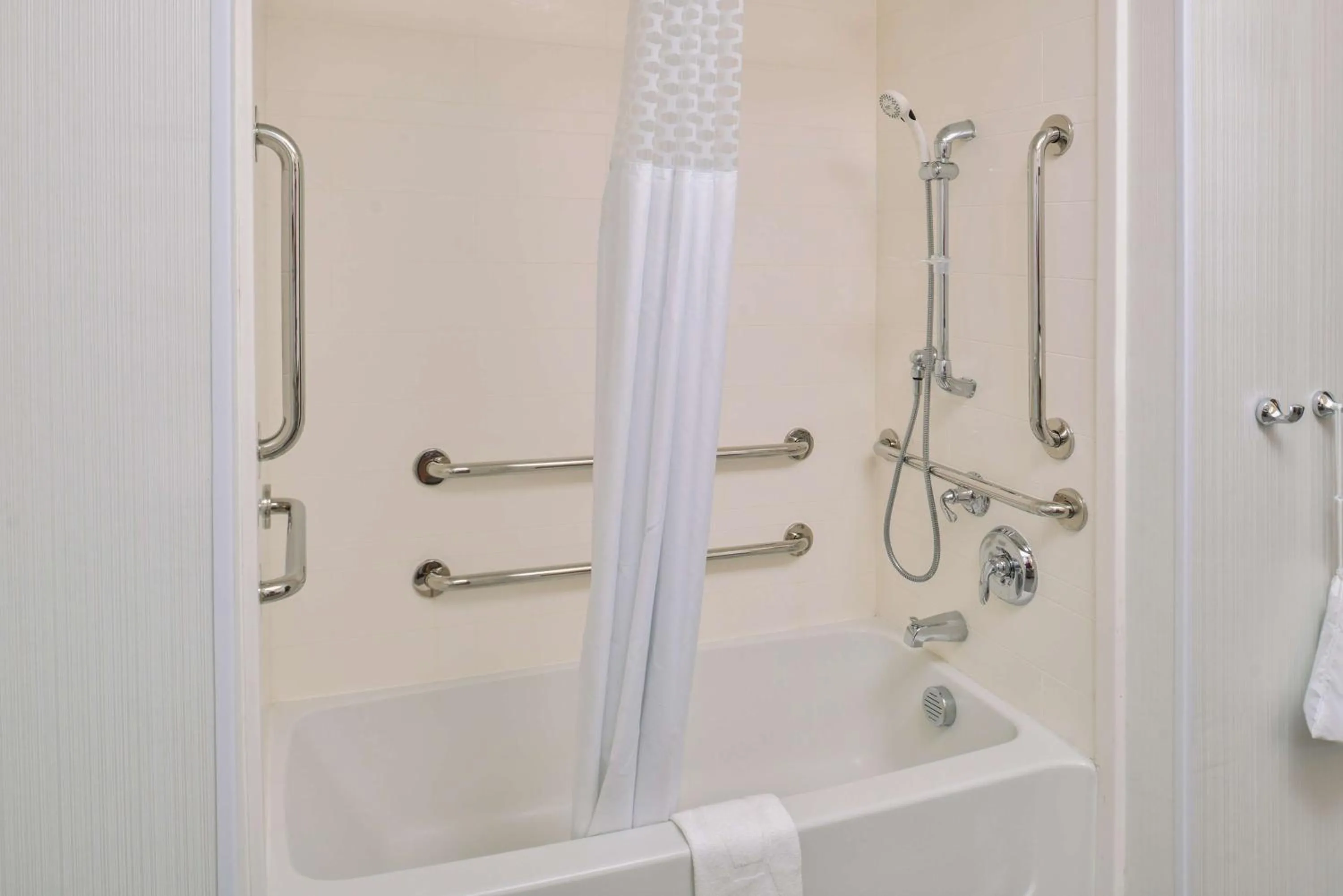 Bathroom in Hampton Inn and Suites Altoona-Des Moines by Hilton