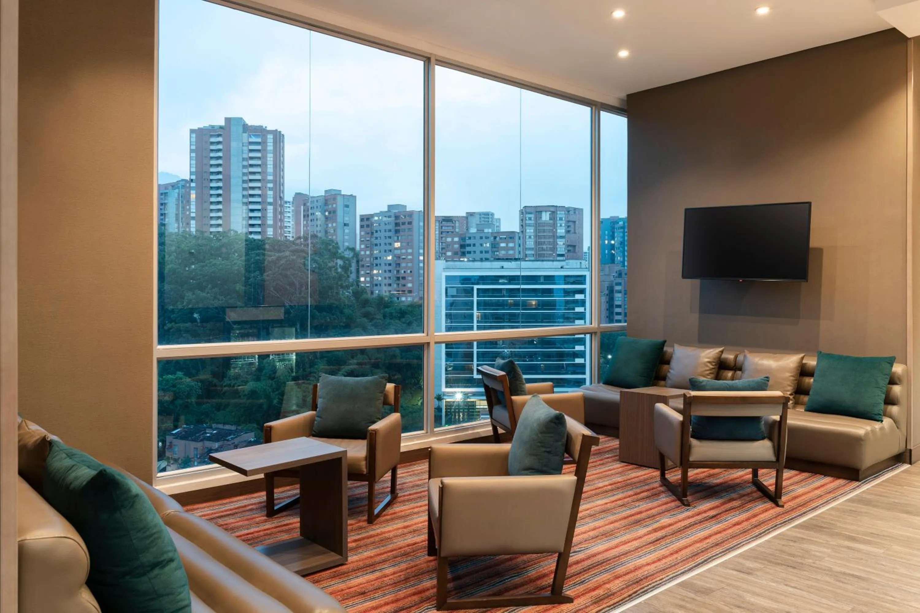 Living room in Hampton by Hilton Medellin