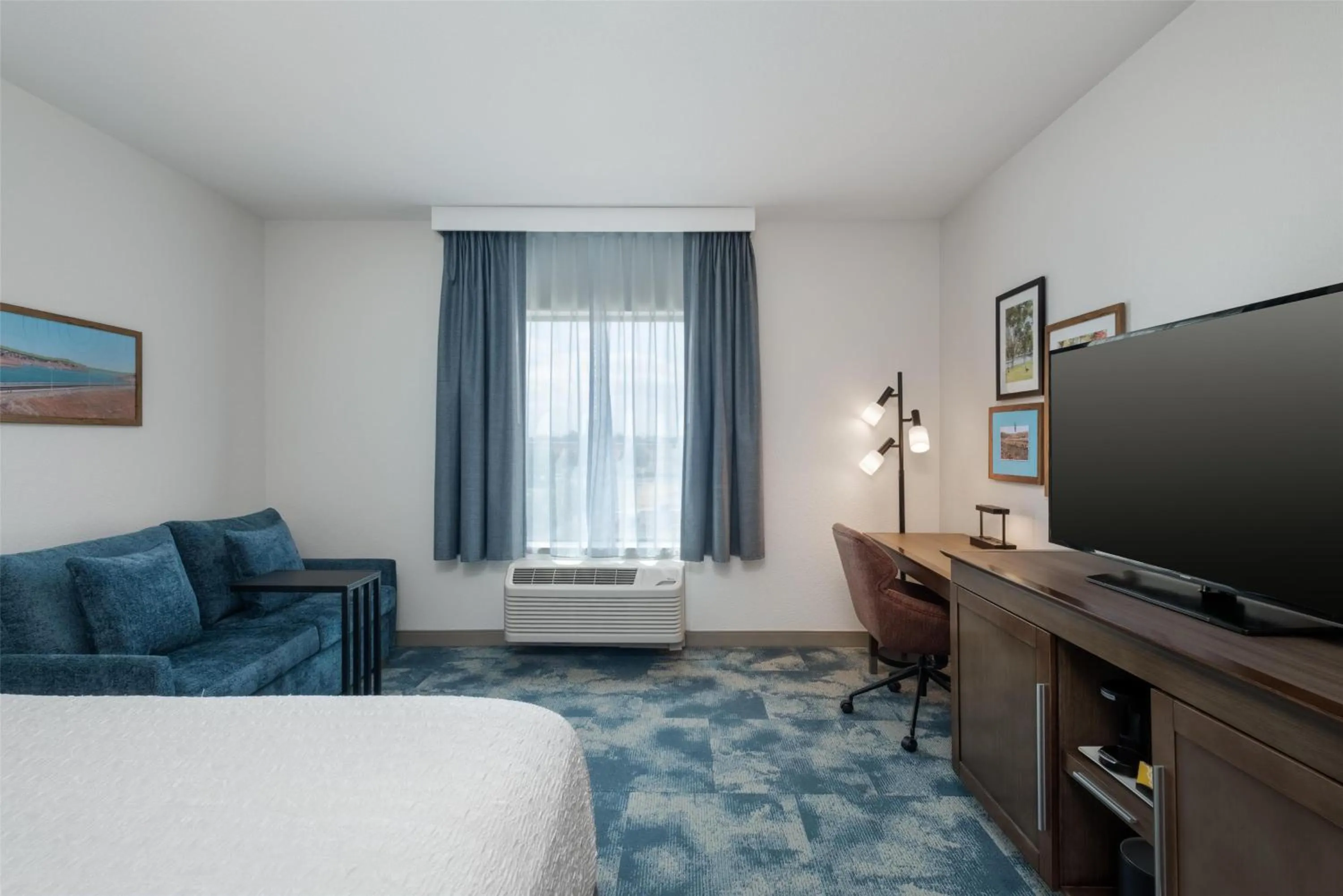 Living room, Bed in Hampton Inn by Hilton Turlock