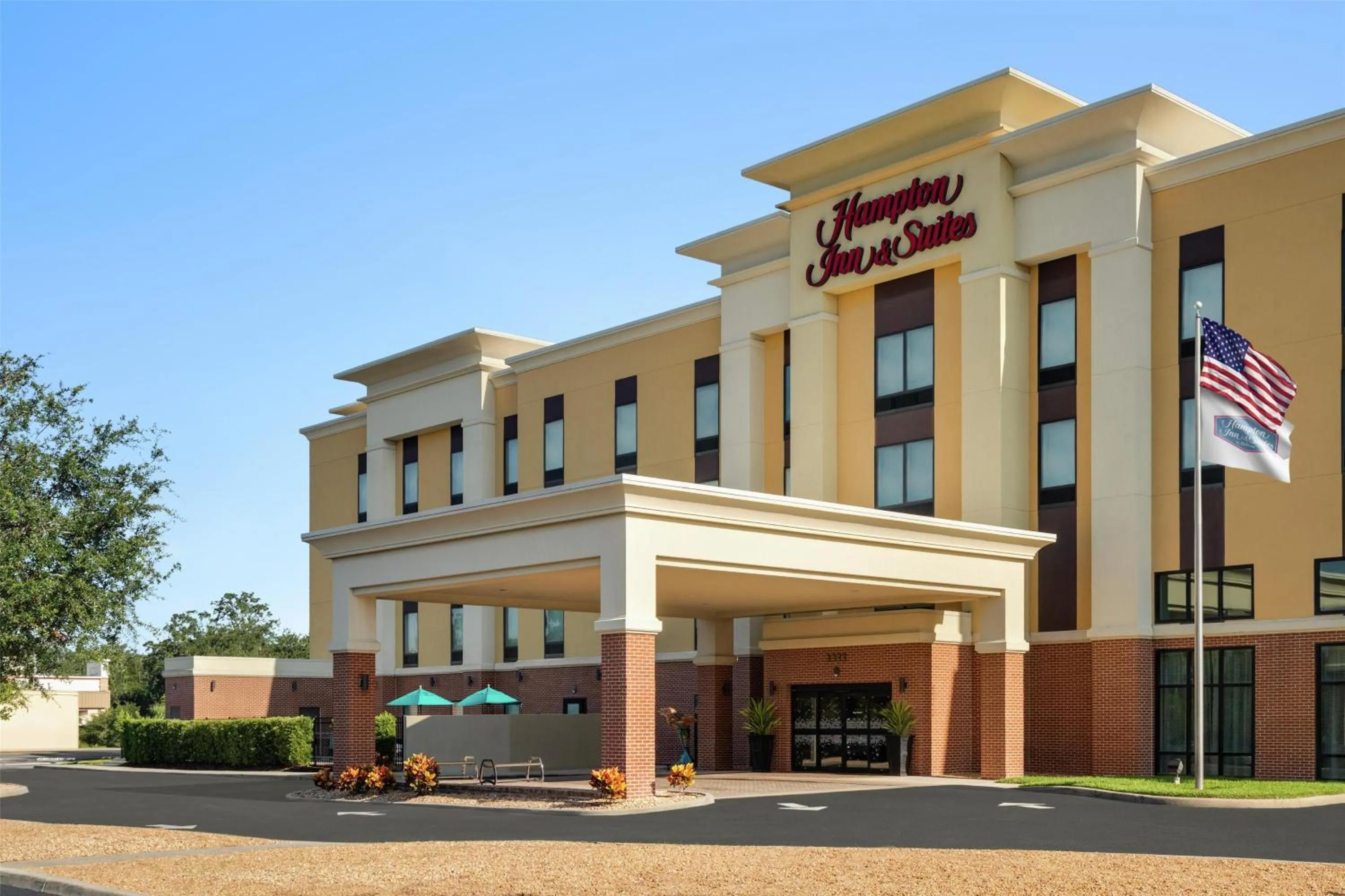 Property building in Hampton Inn & Suites by Hilton Tampa Busch Gardens Area