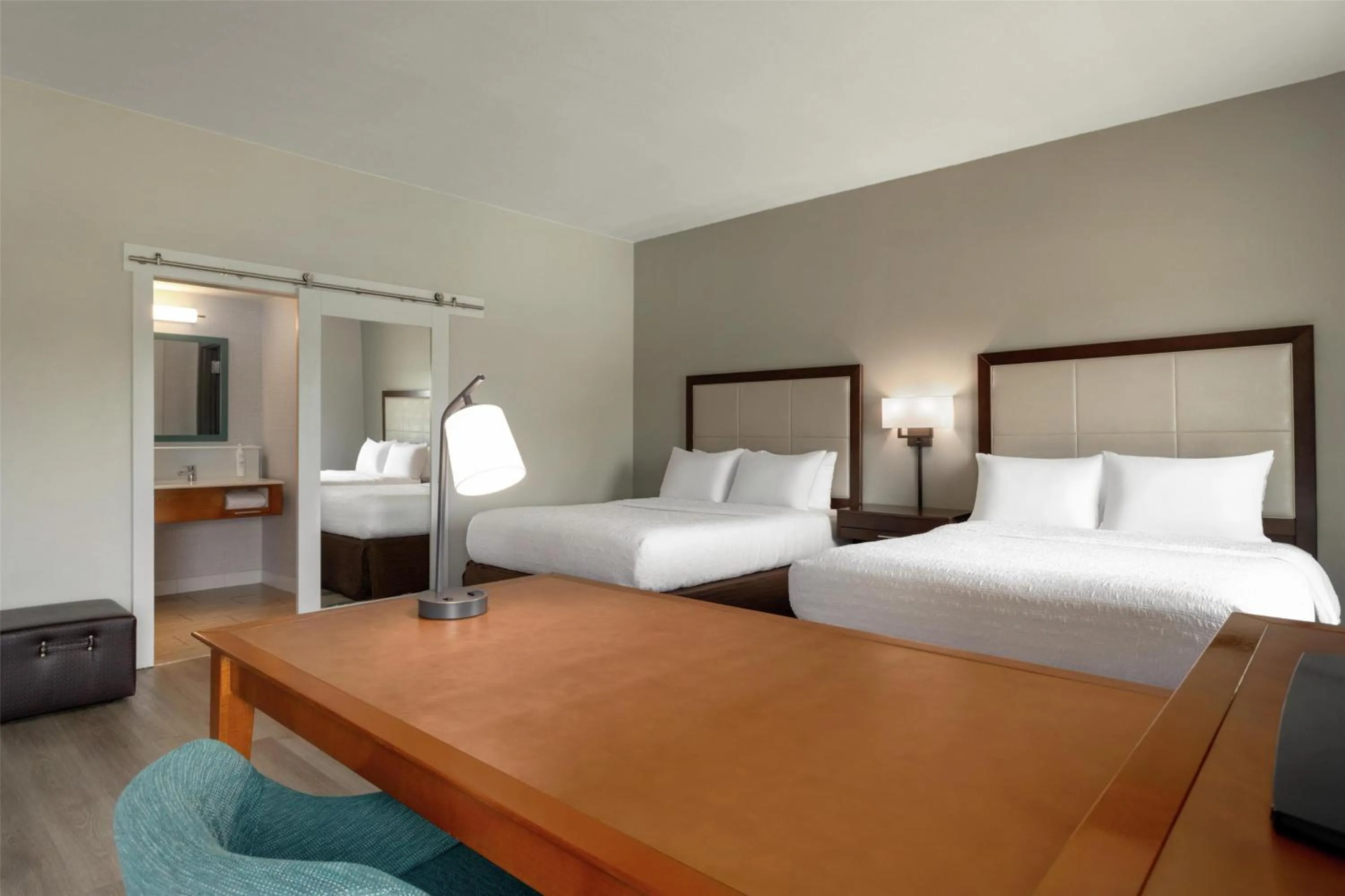 Bed in Hampton Inn & Suites by Hilton Tampa Busch Gardens Area