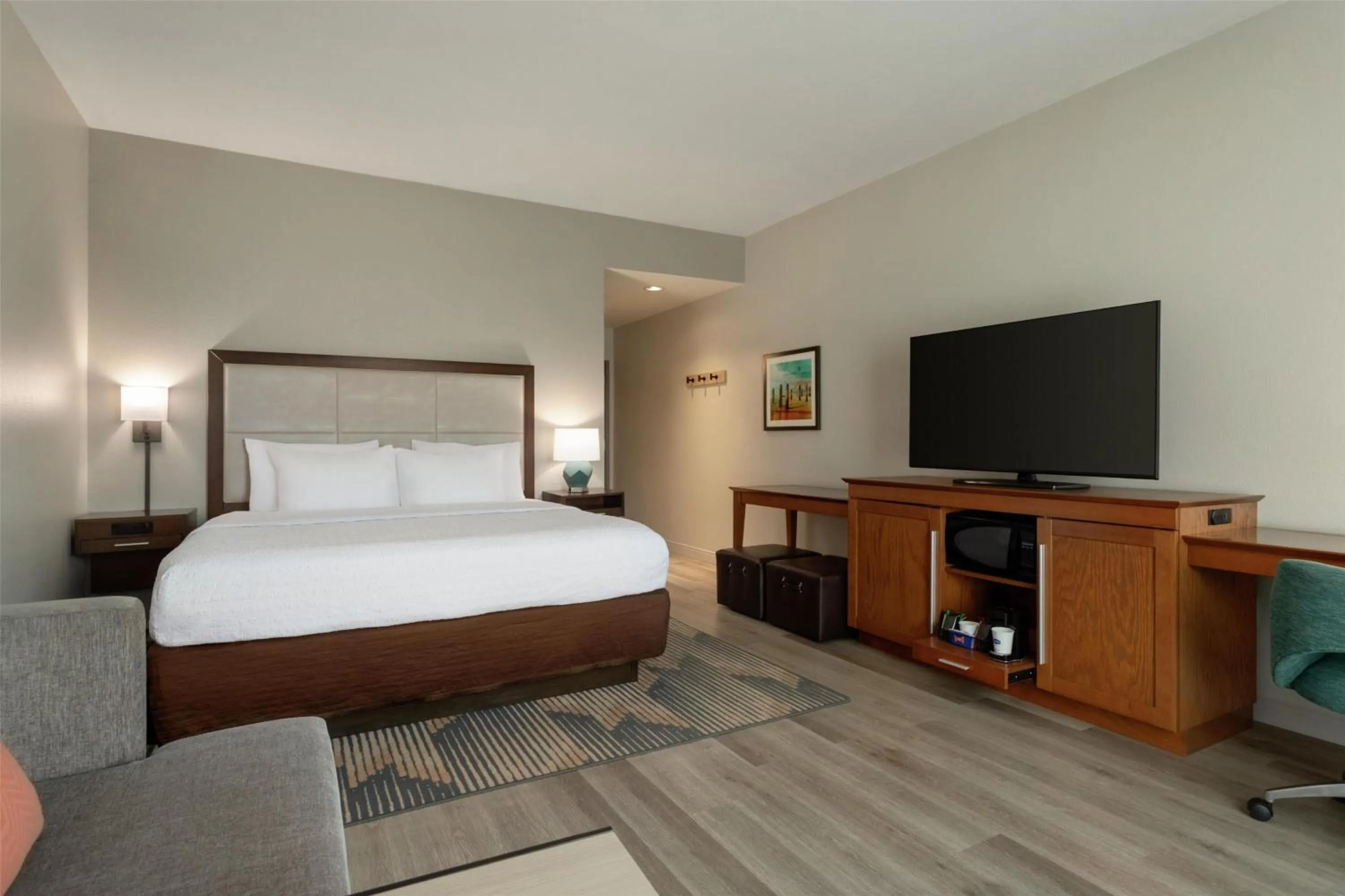 Bed in Hampton Inn & Suites by Hilton Tampa Busch Gardens Area