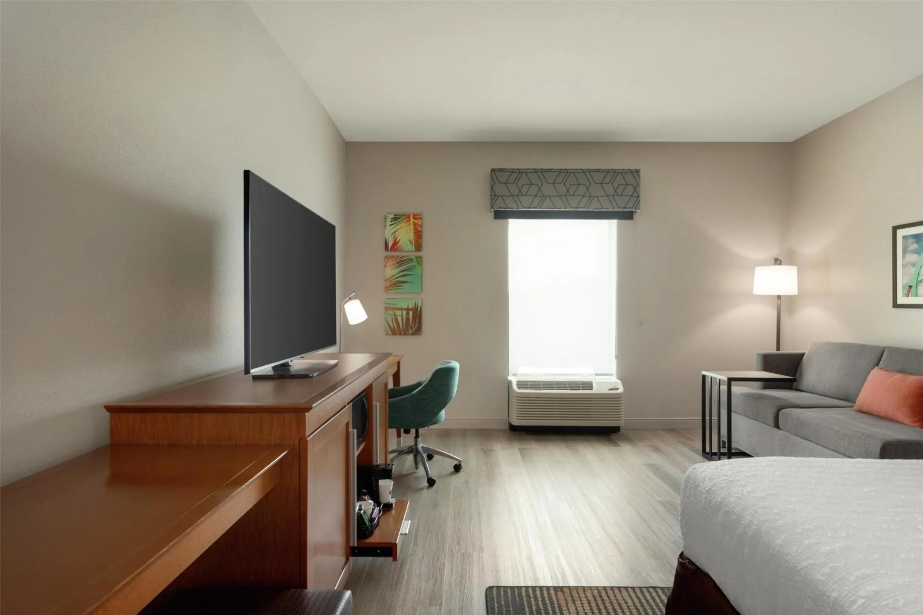 Bed in Hampton Inn & Suites by Hilton Tampa Busch Gardens Area