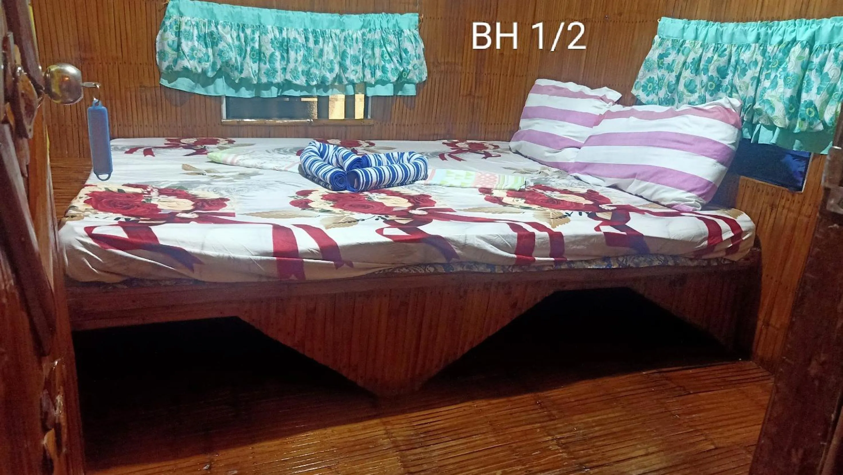 Bed in Moalboal Bamboo Guest House