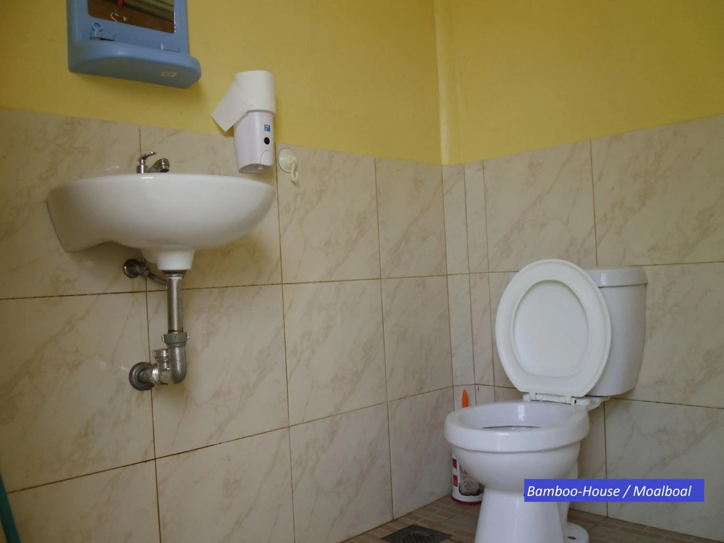 Bathroom in Moalboal Bamboo Guest House