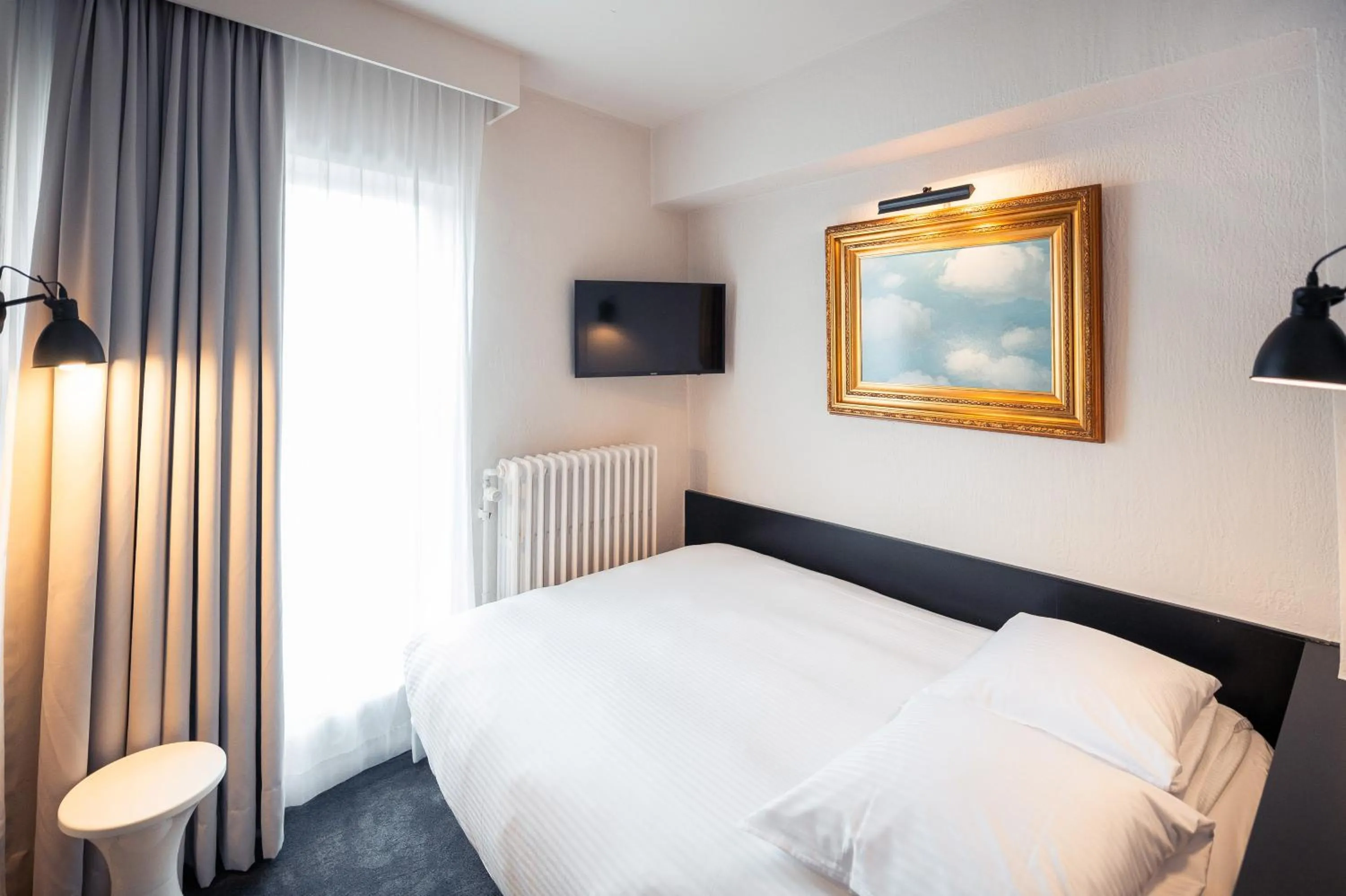 Photo of the whole room, Bed in Hotel Queen Anne