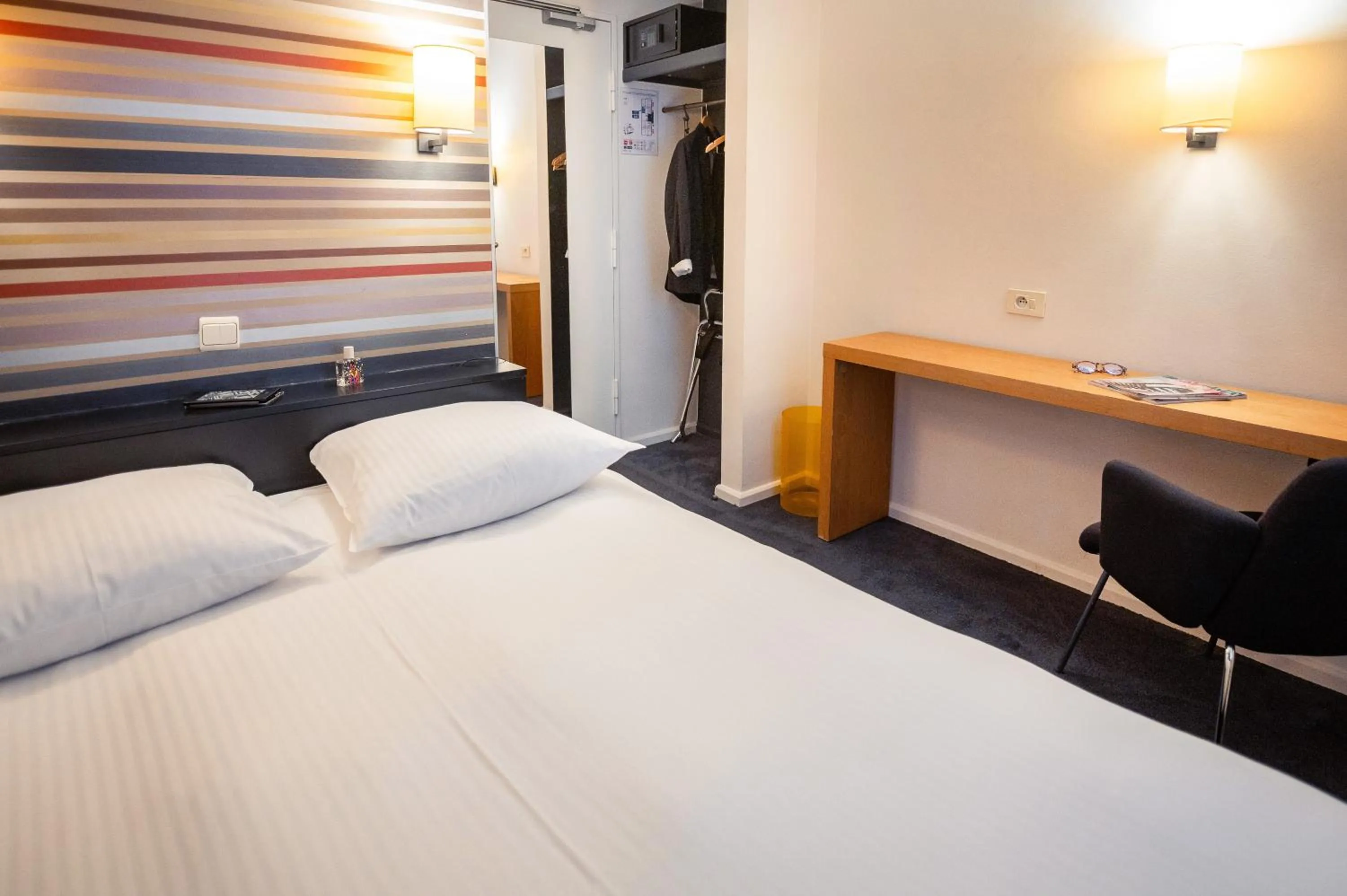 Photo of the whole room, Bed in Hotel Queen Anne