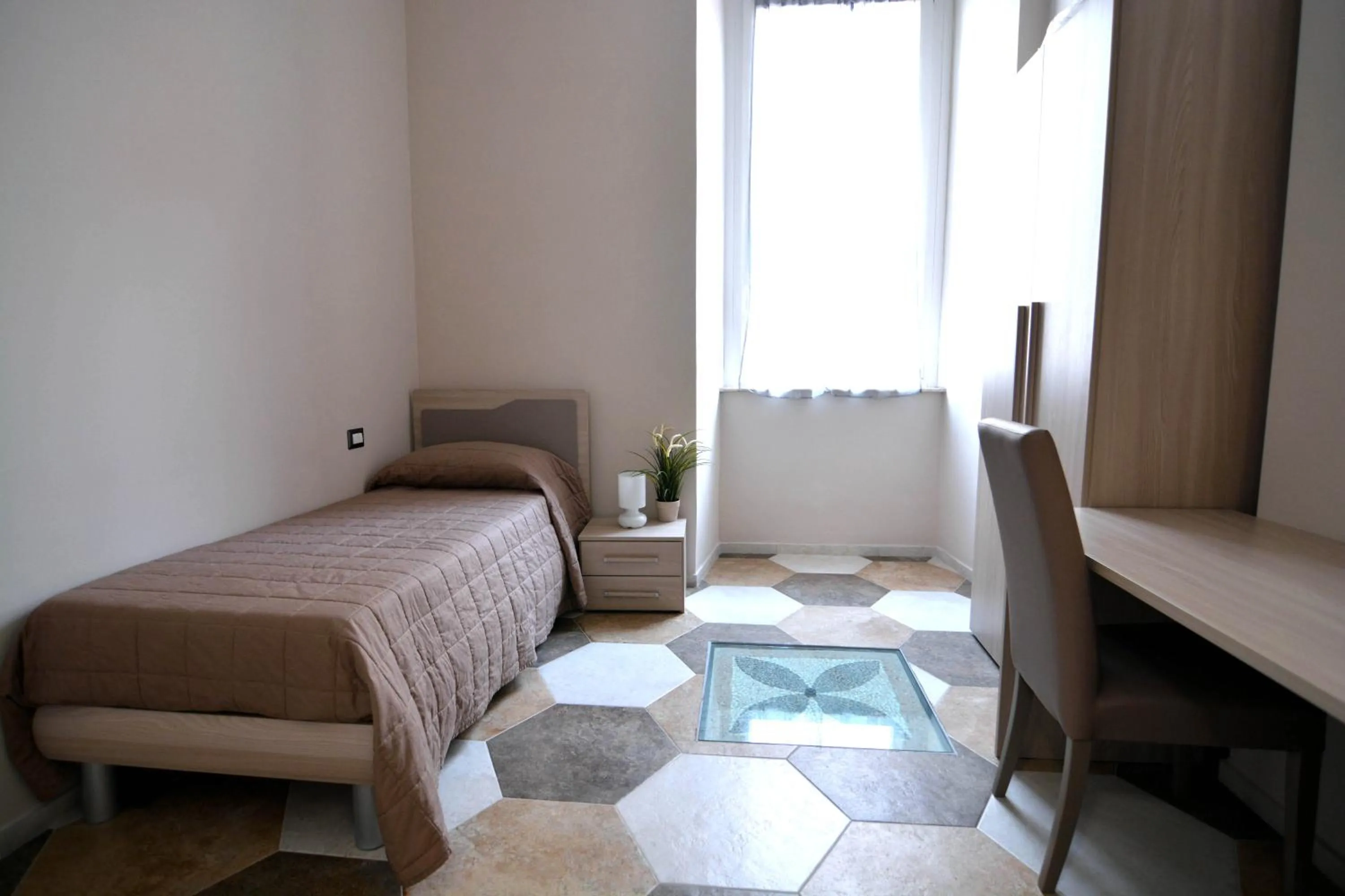 Photo of the whole room, Bed in Residence Stendhal Guest House