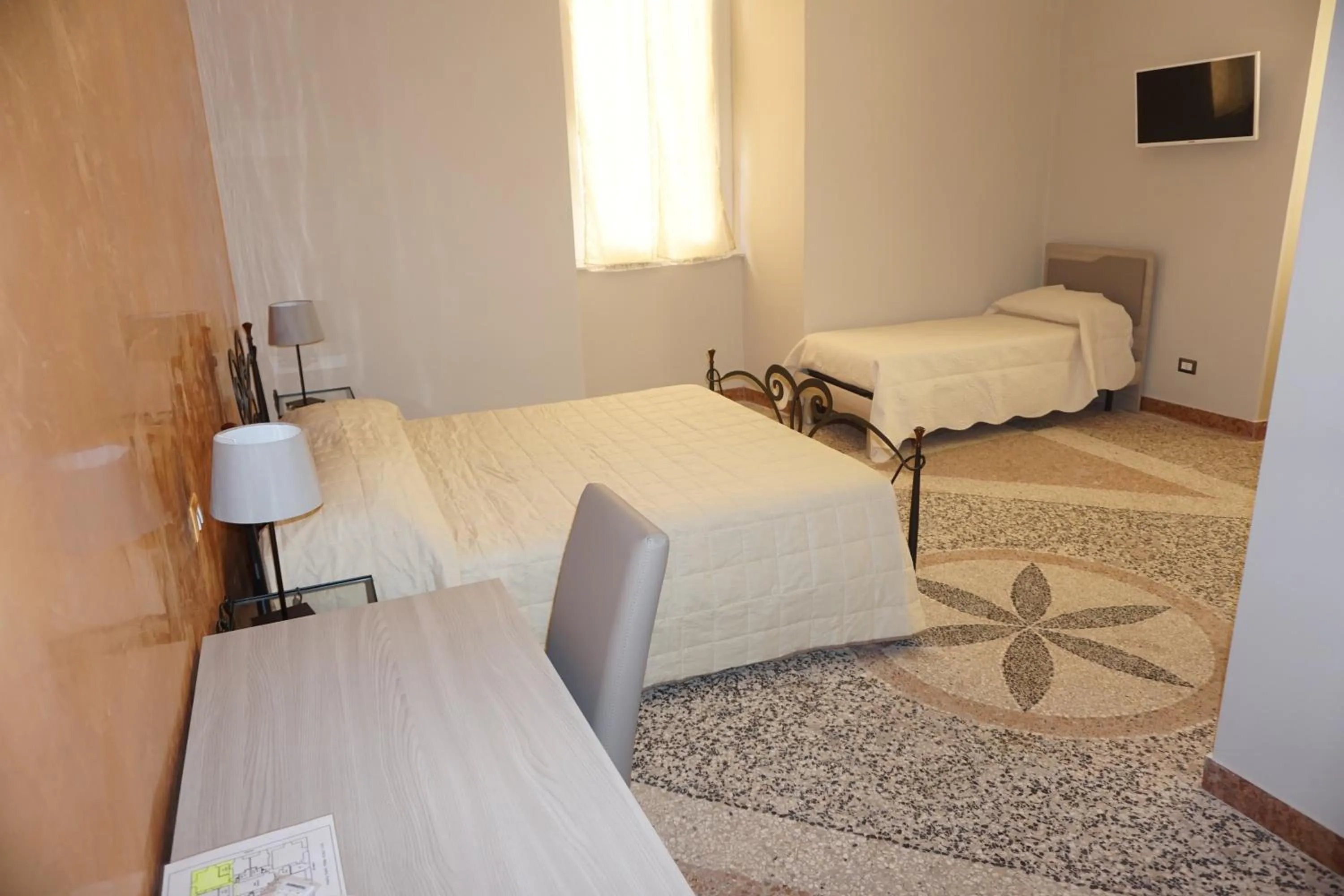 Photo of the whole room, Bed in Residence Stendhal Guest House