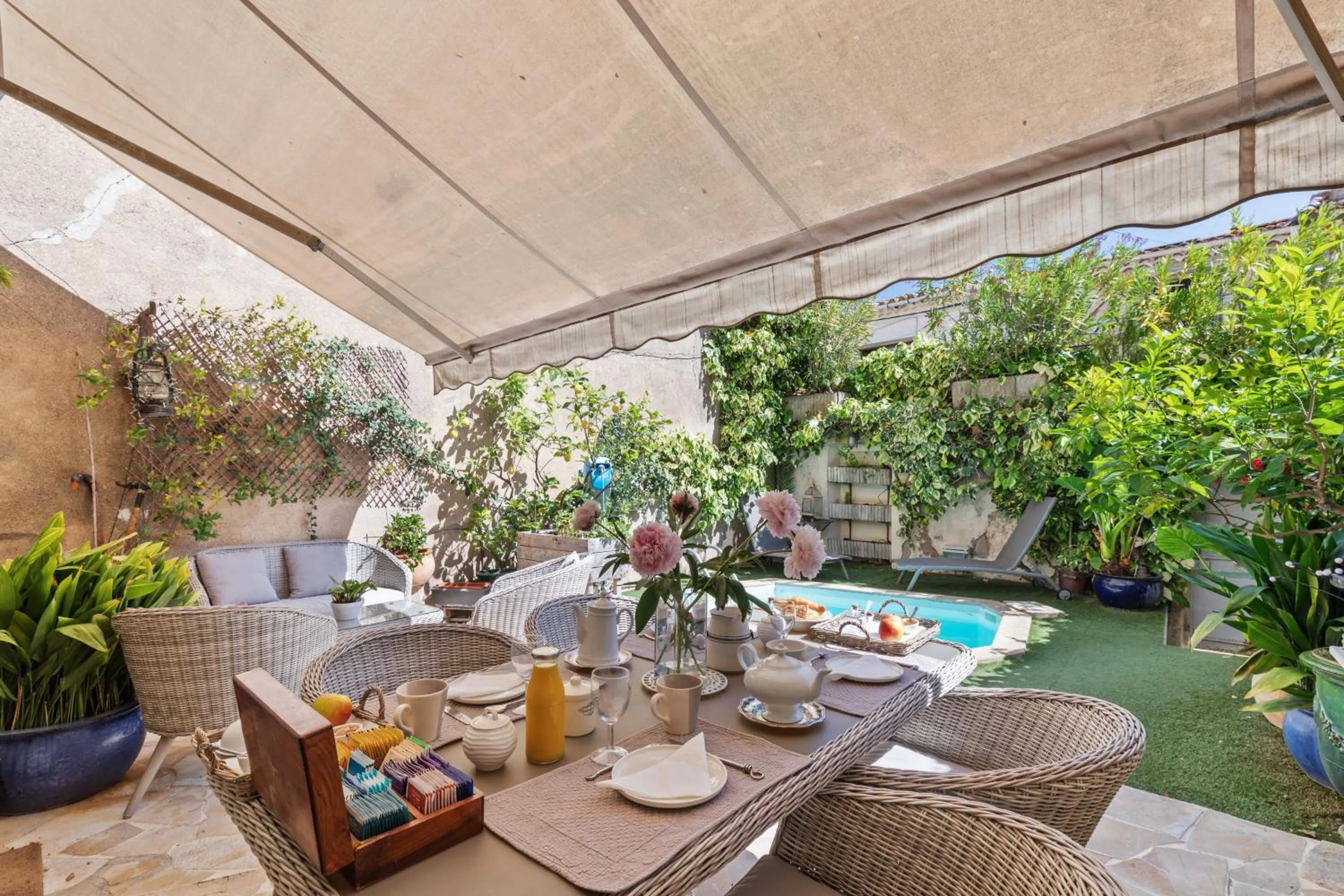 Swimming pool in L'ORANGERIE Chambres d'hotes de charme