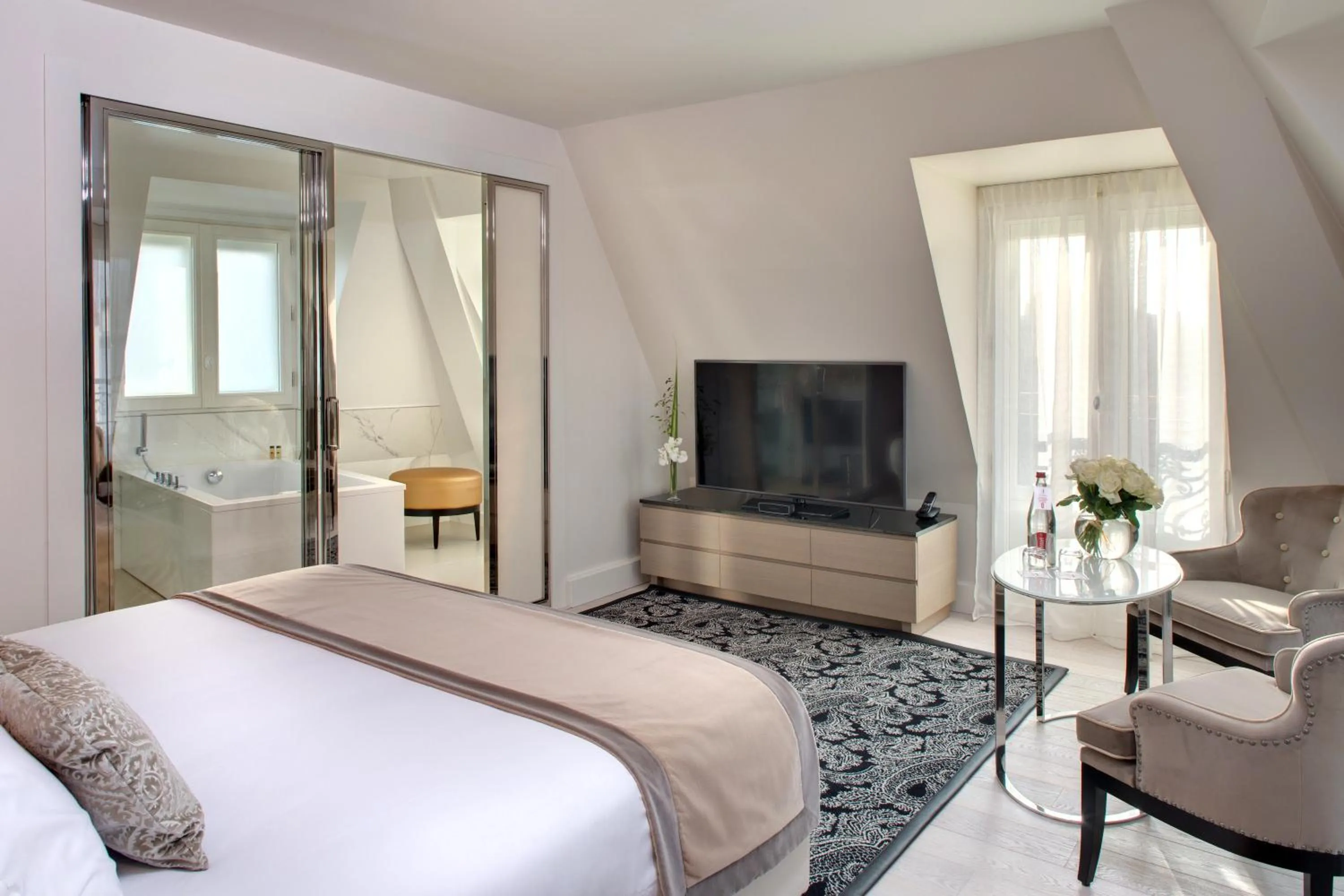 Photo of the whole room, Bed in La Villa Haussmann