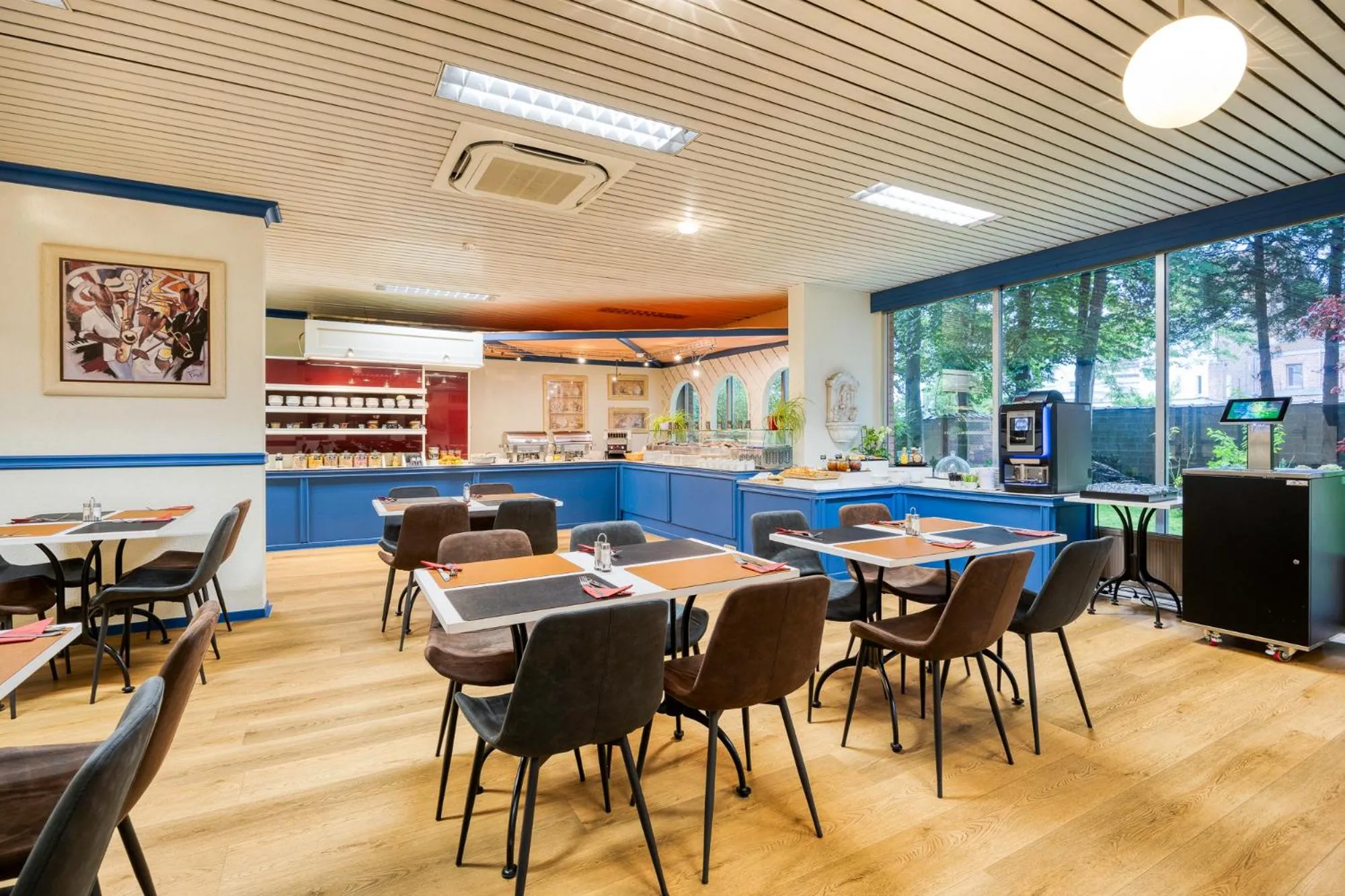 Restaurant/places to eat in First Euroflat Hotel