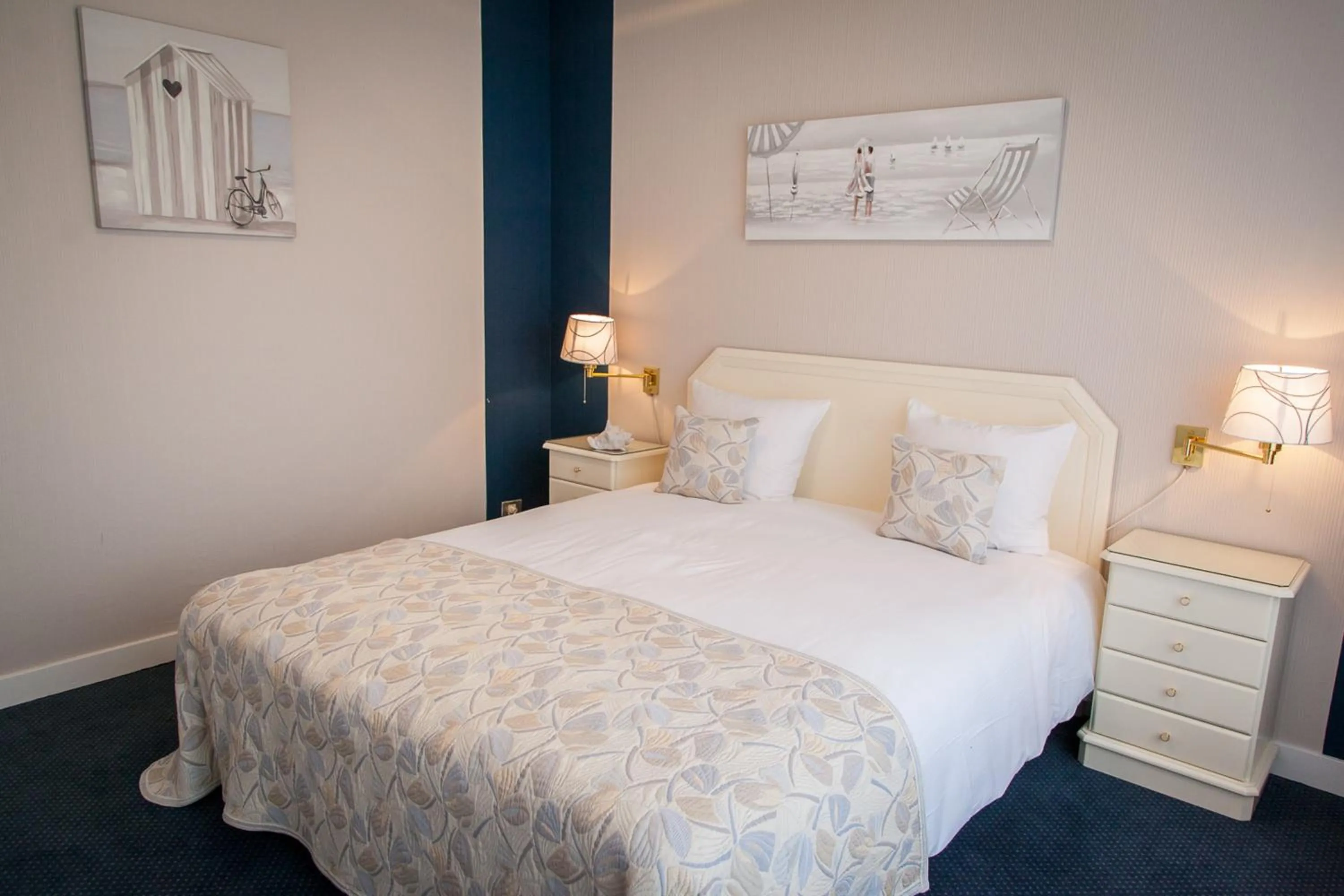 Bed in First Euroflat Hotel