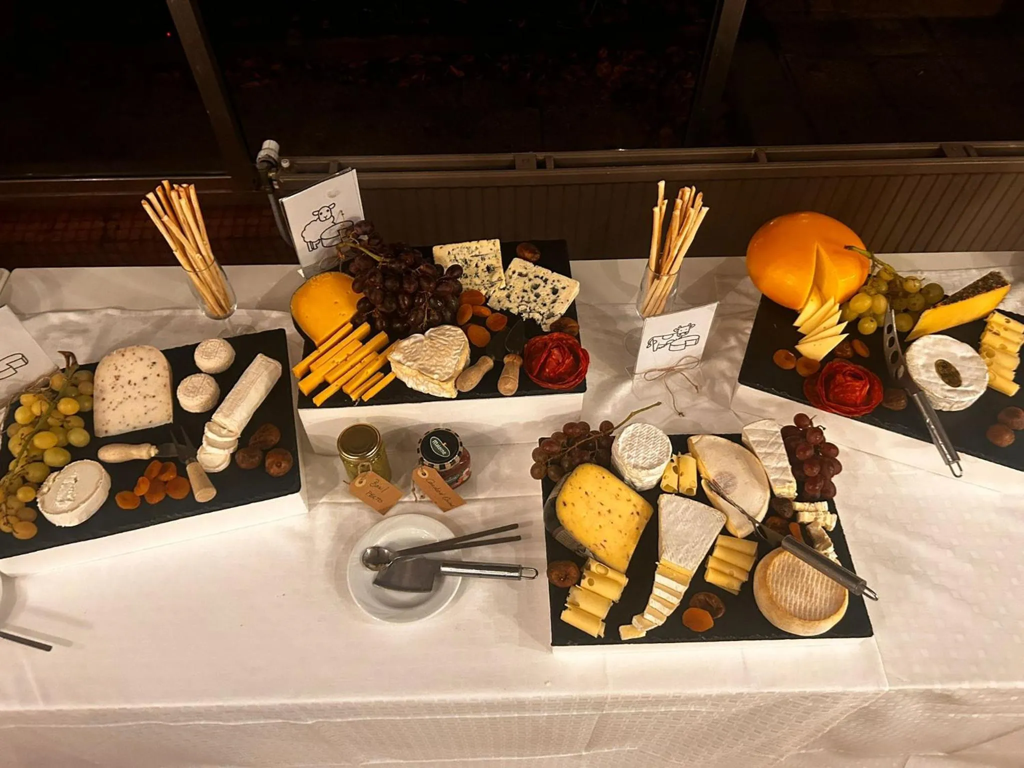 Restaurant/places to eat in First Euroflat Hotel