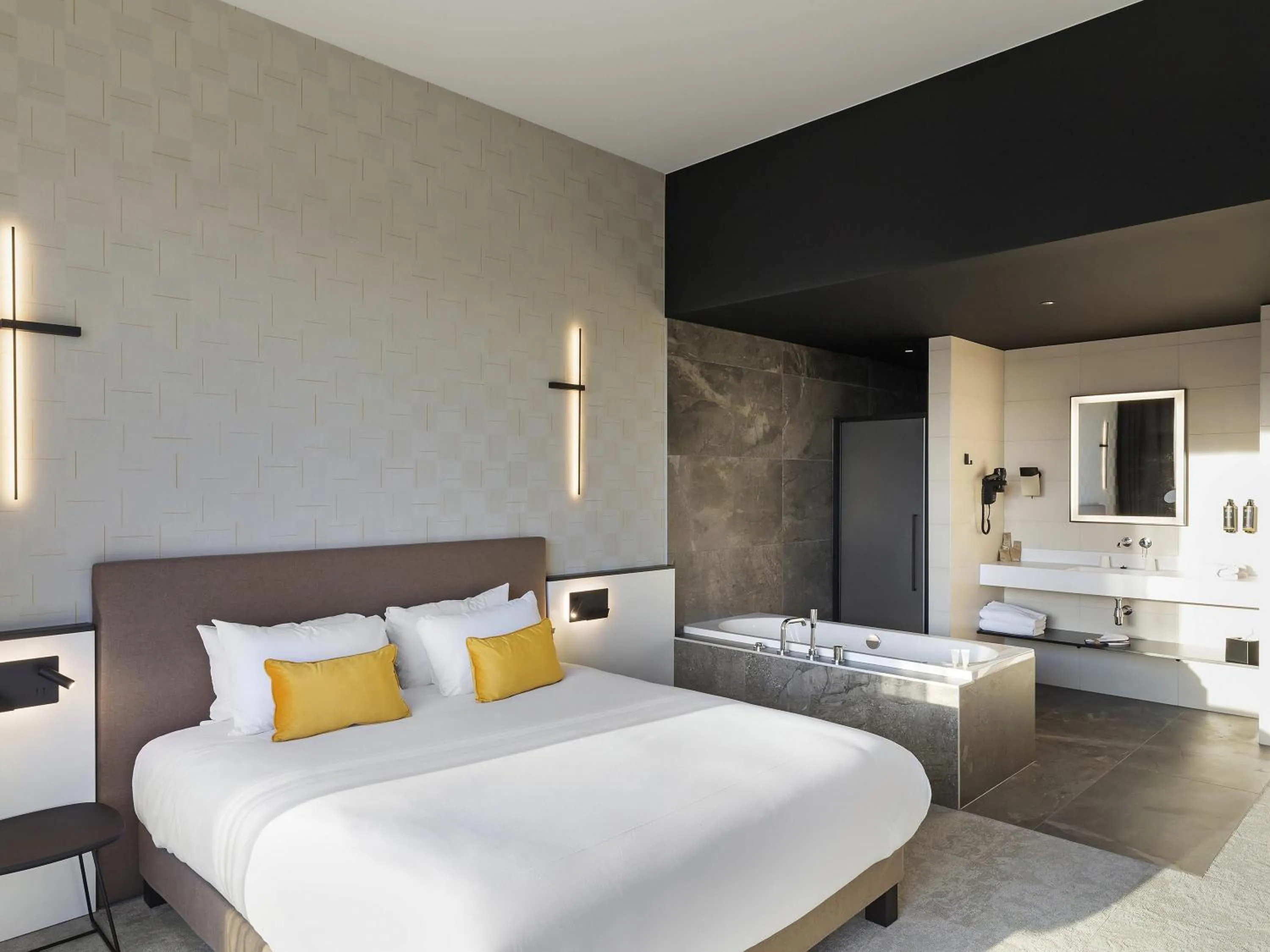 Bedroom, Bed in Mercure Namur Hotel