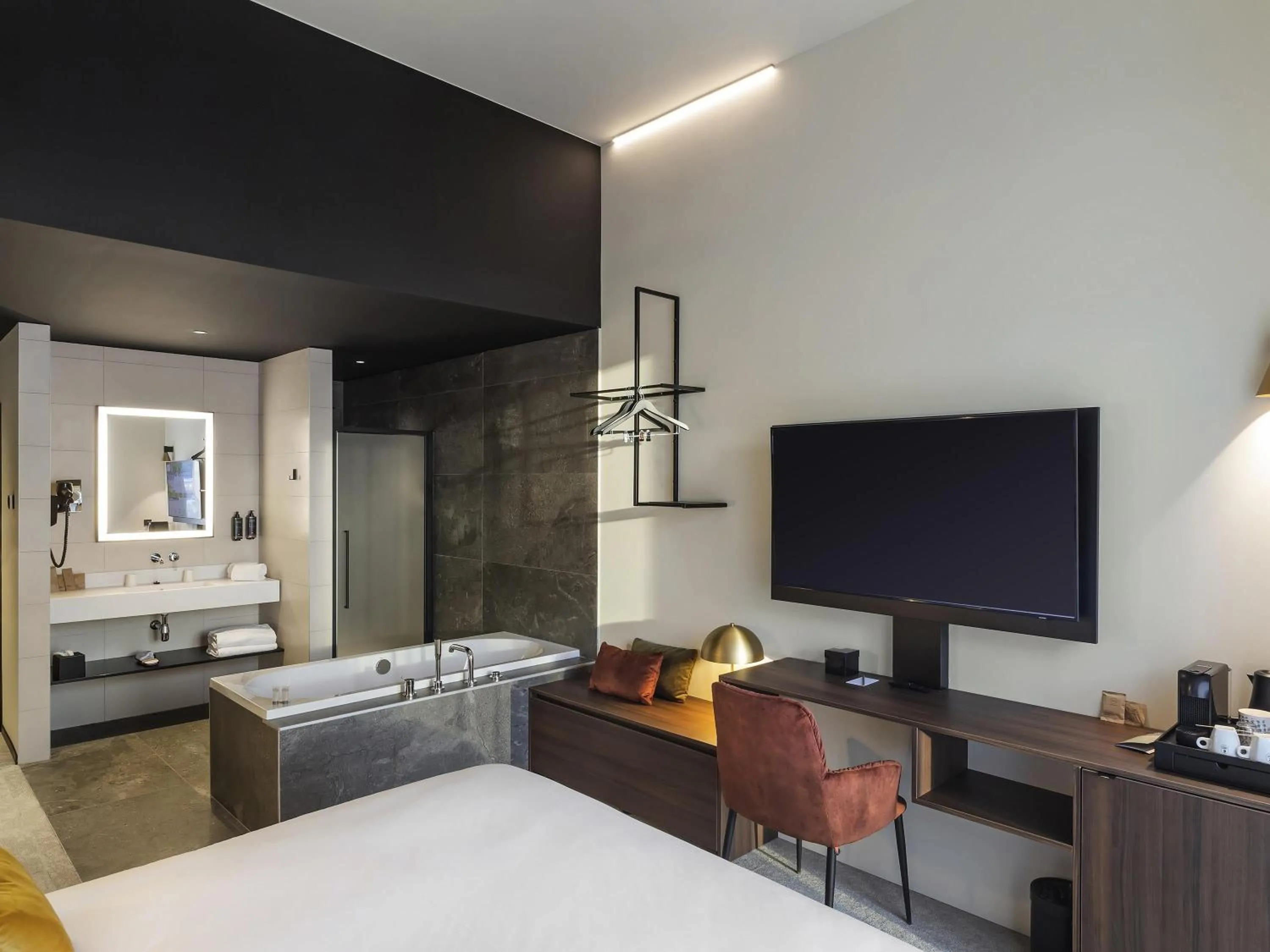 Bedroom, Bed in Mercure Namur Hotel