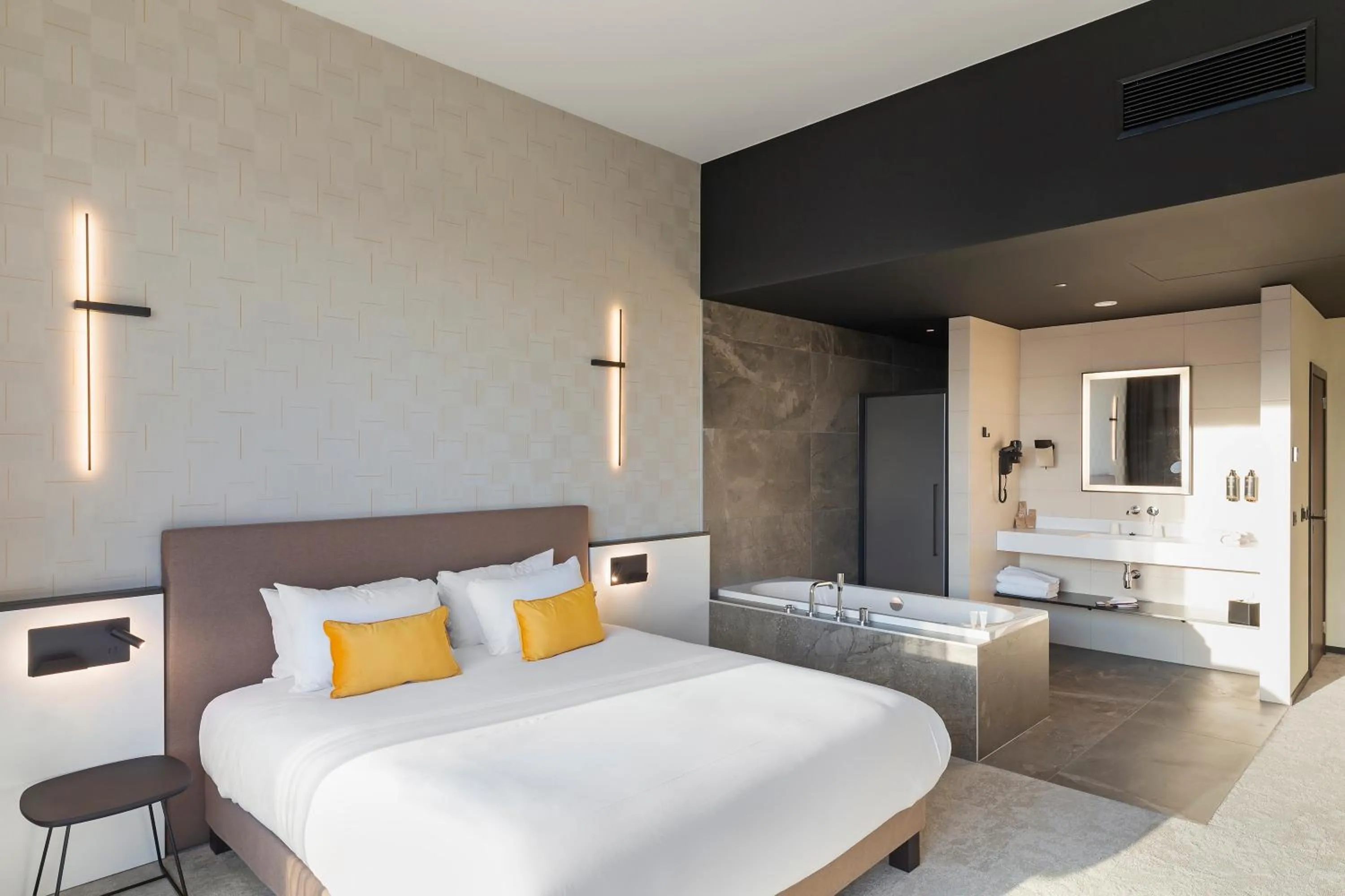 Bedroom, Bed in Mercure Namur Hotel