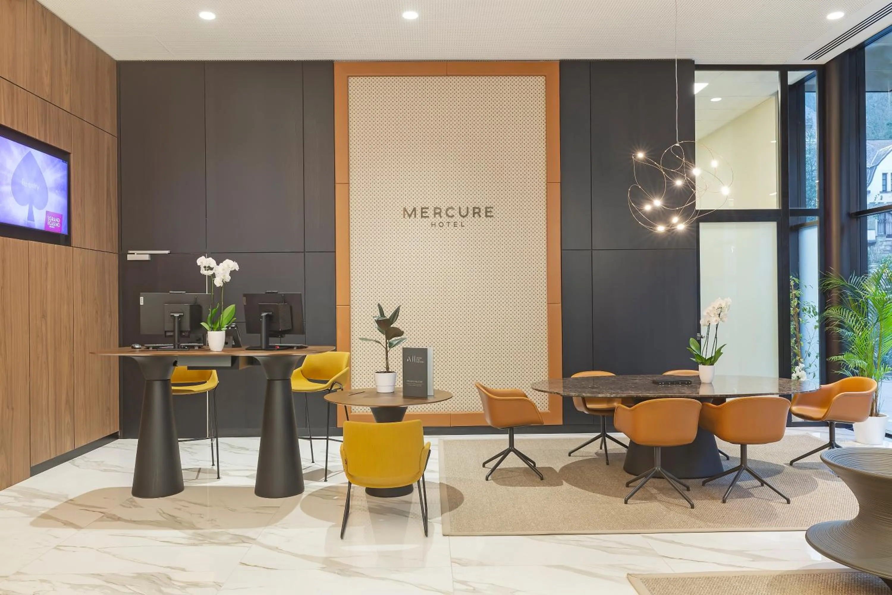 Lobby or reception in Mercure Namur Hotel