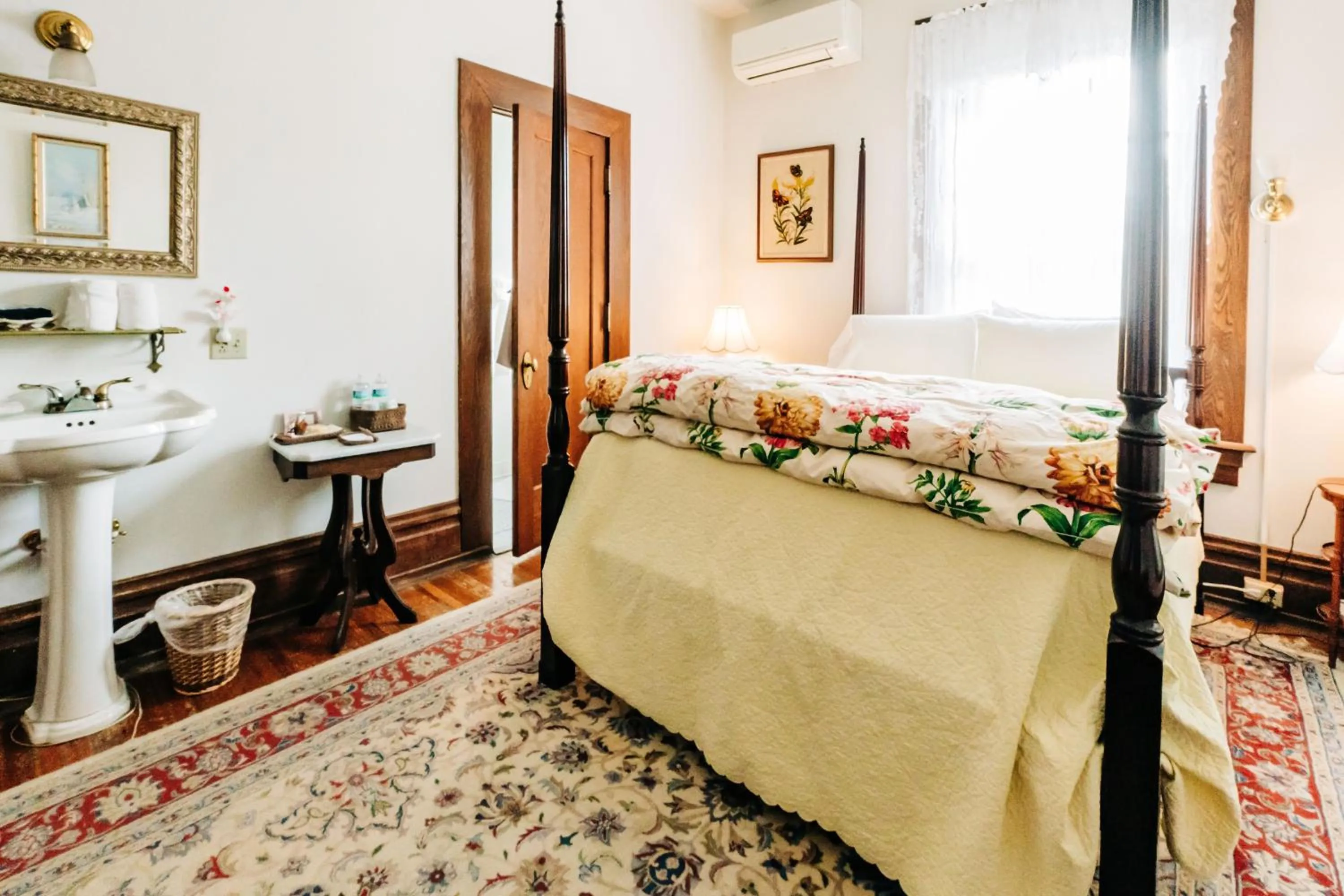 Bedroom, Bed in Mercersburg Inn