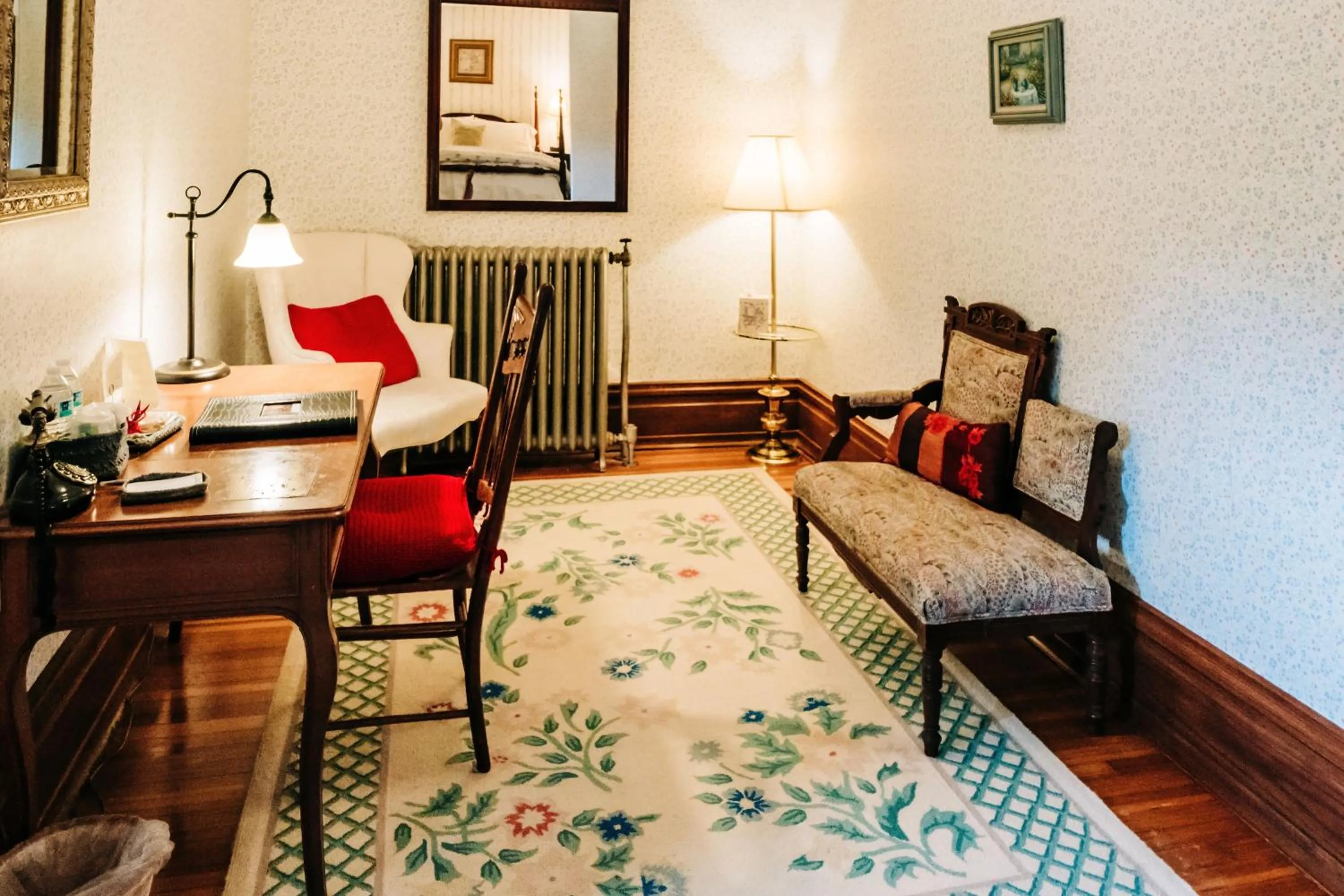 Seating area, Bed in Mercersburg Inn