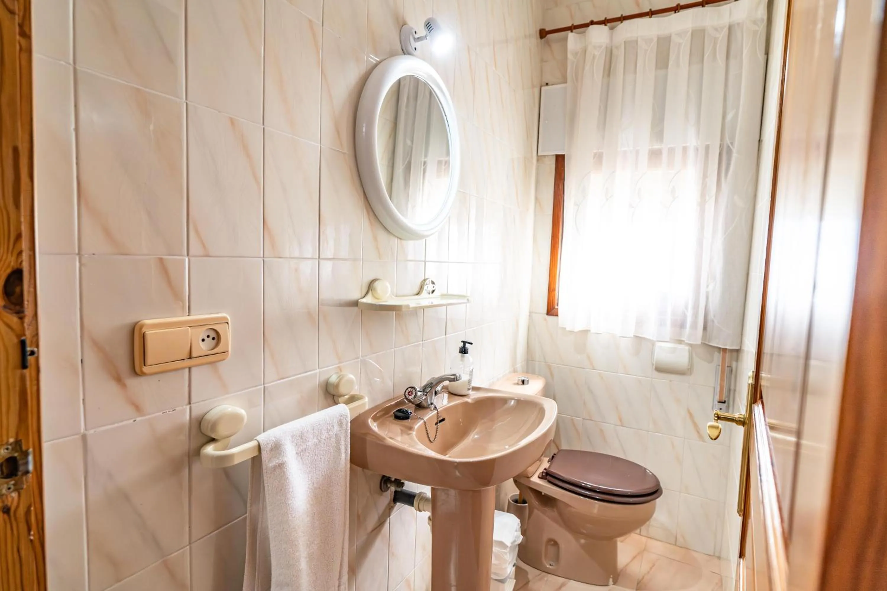 Toilet in Villa Adelina en Turre, Almería, Villa de lujo con piscina privada cerca de las playas de Mojácar