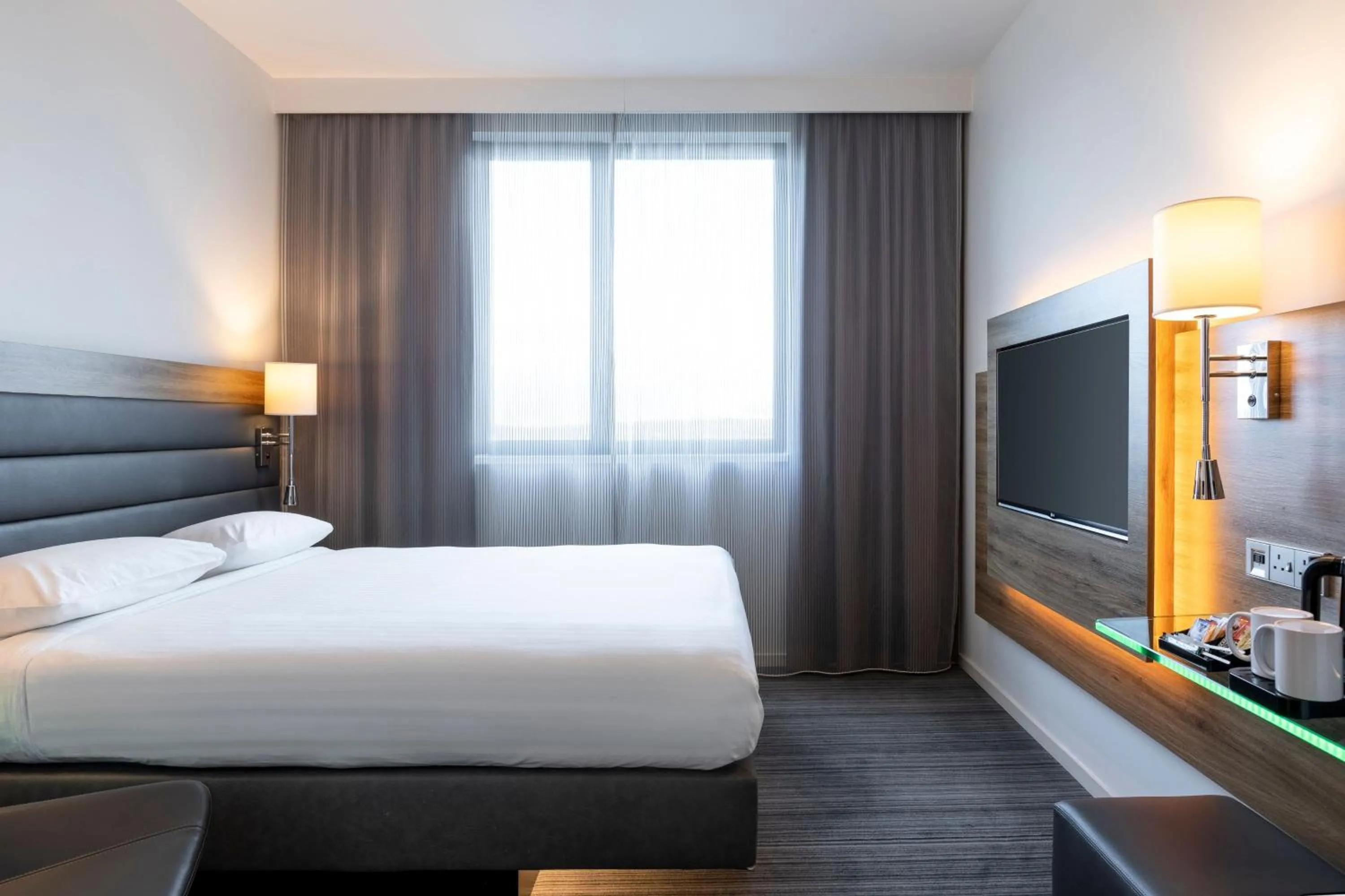 Bedroom, Bed in Moxy Aberdeen Airport