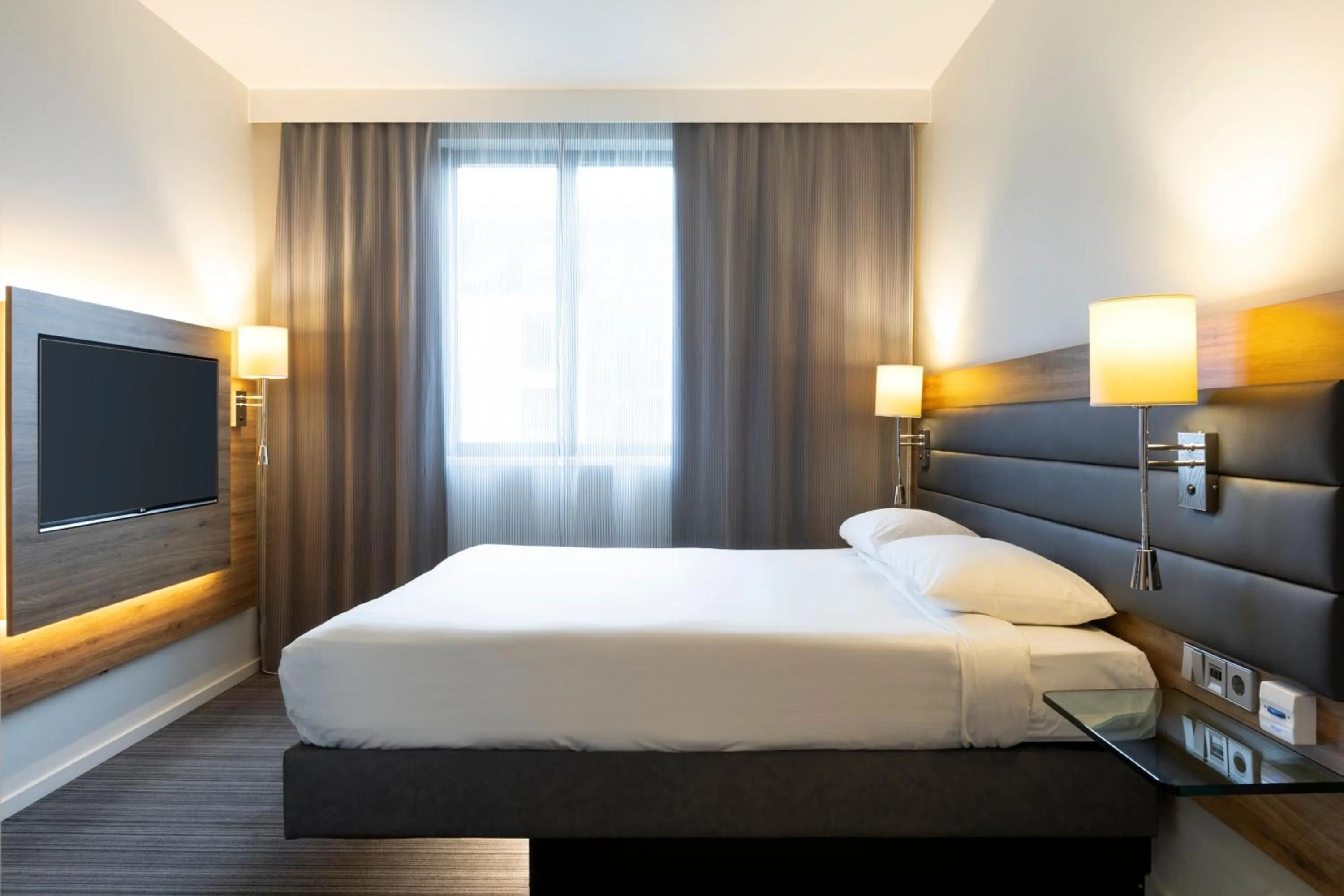 Bedroom, Bed in Moxy Aberdeen Airport